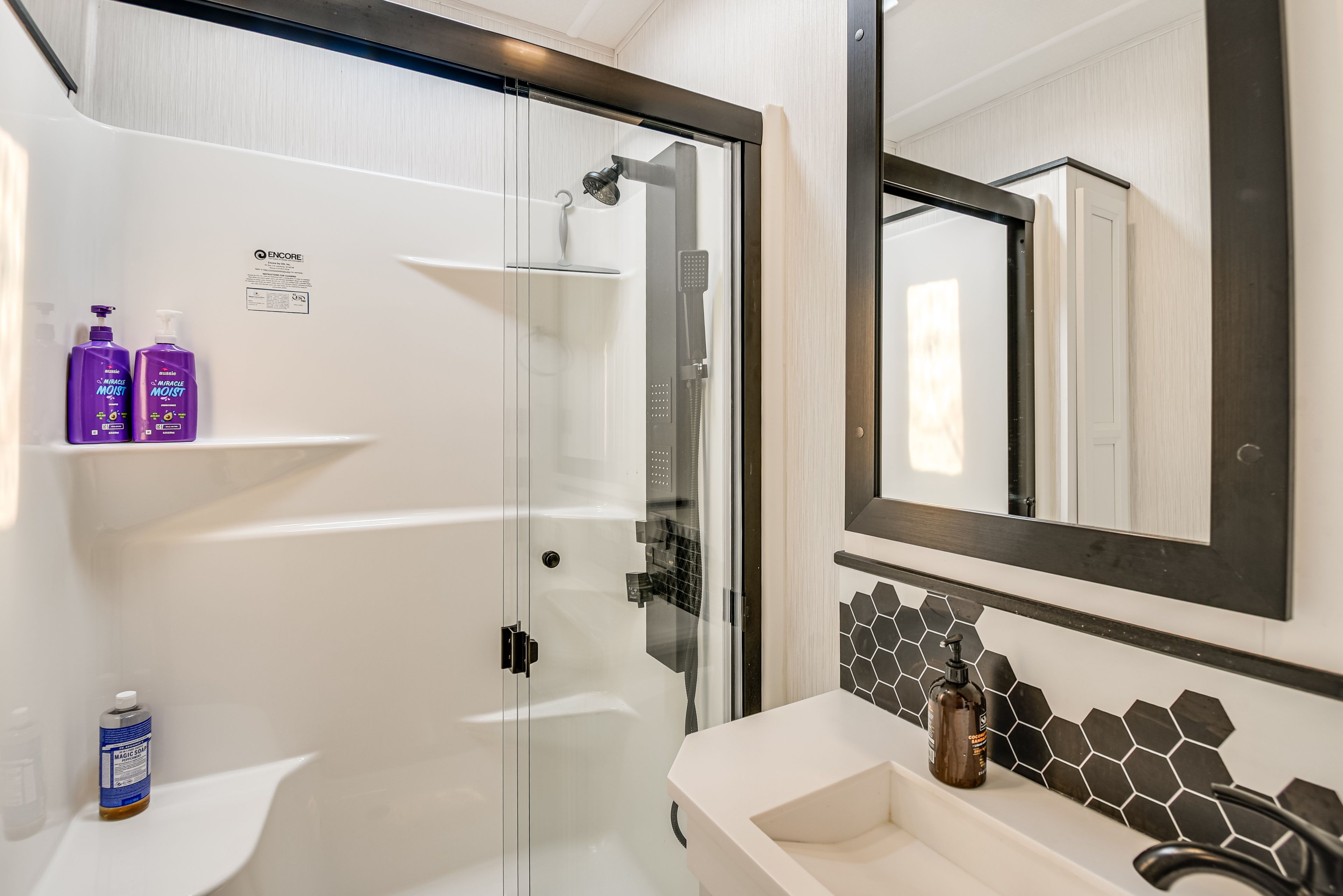 Full Bathroom | Towels Provided