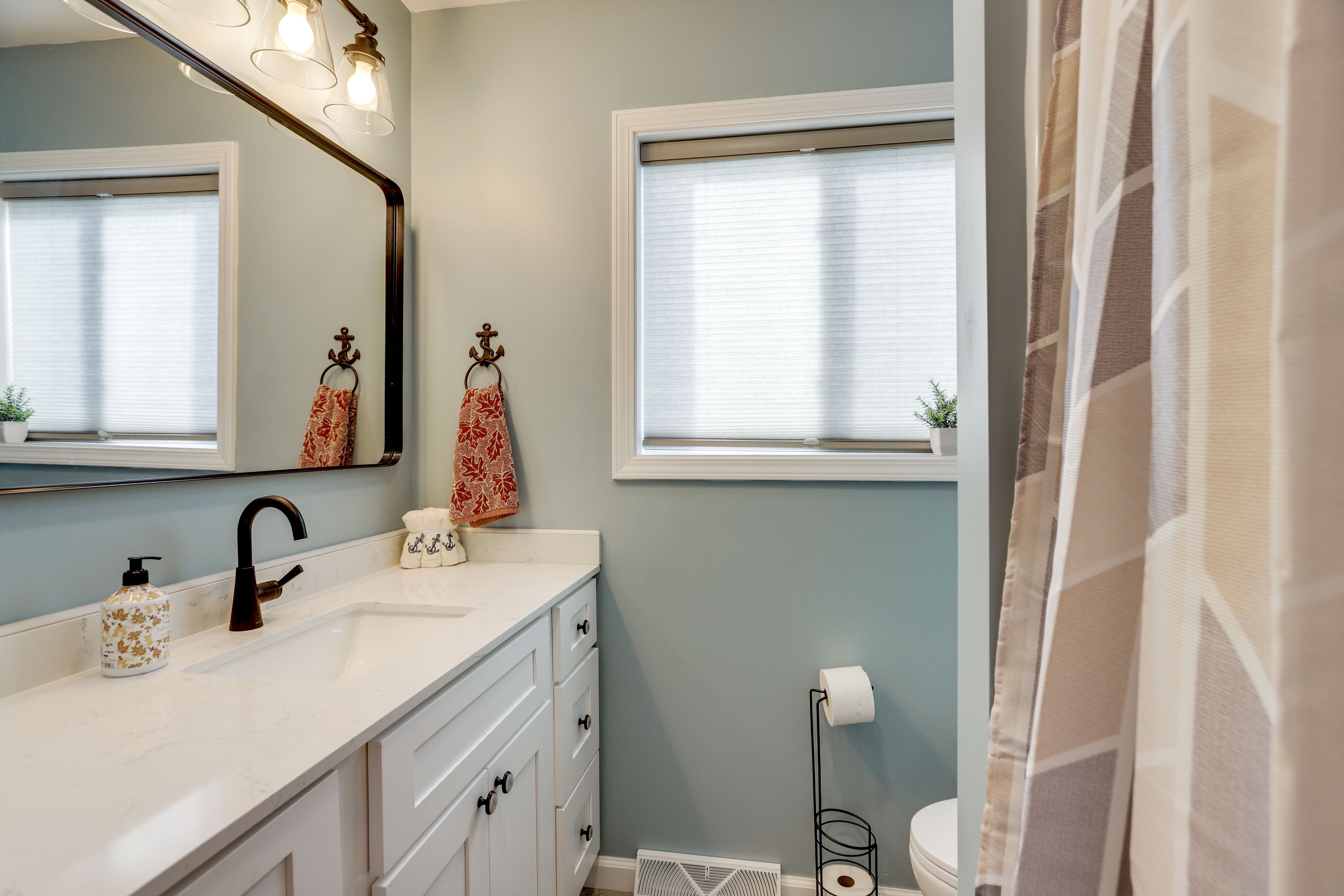 Full Bathroom | Towels Provided | Complimentary Toiletries