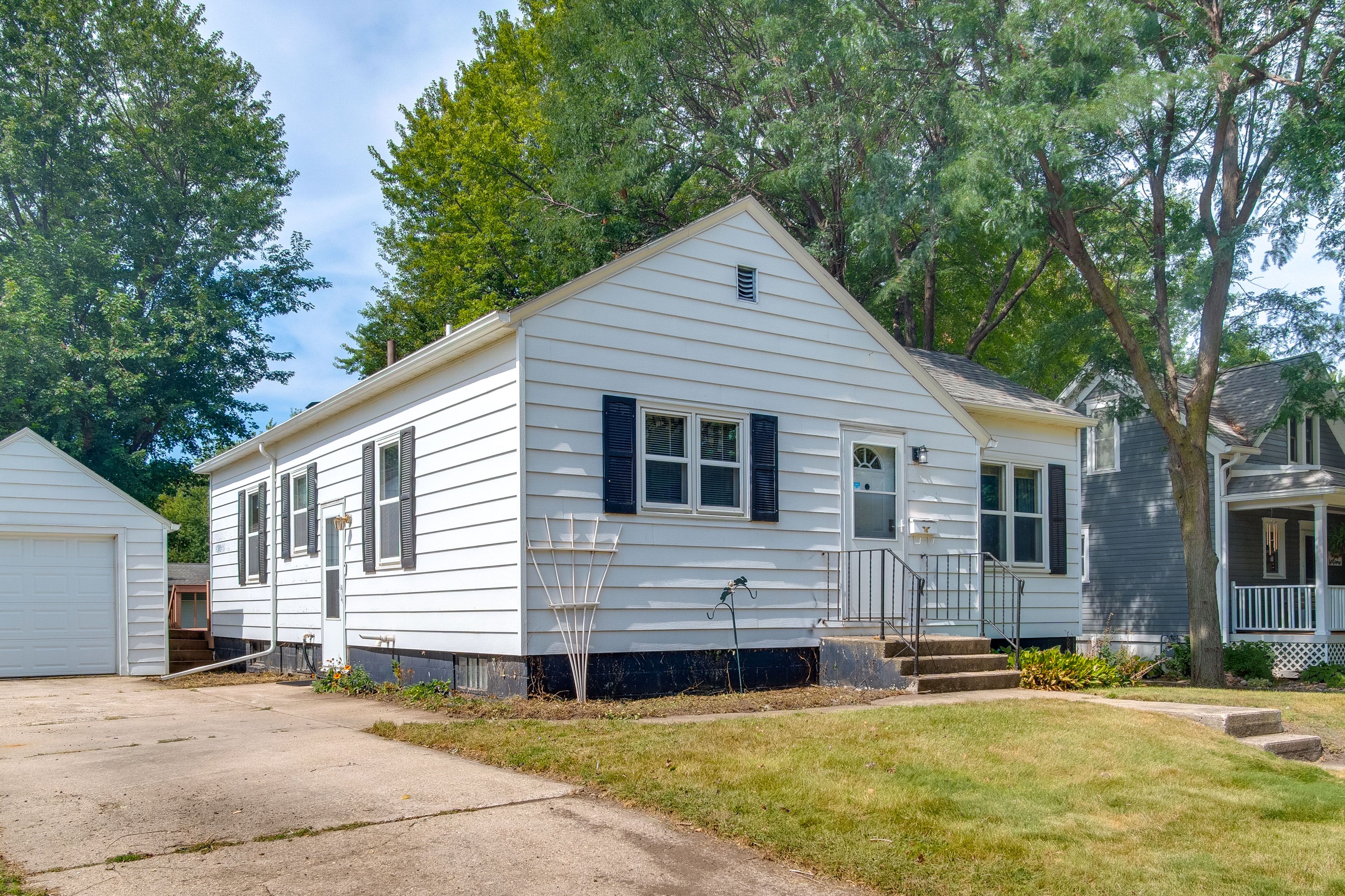Parking | Driveway (3 Vehicles) | No Garage Parking Allowed