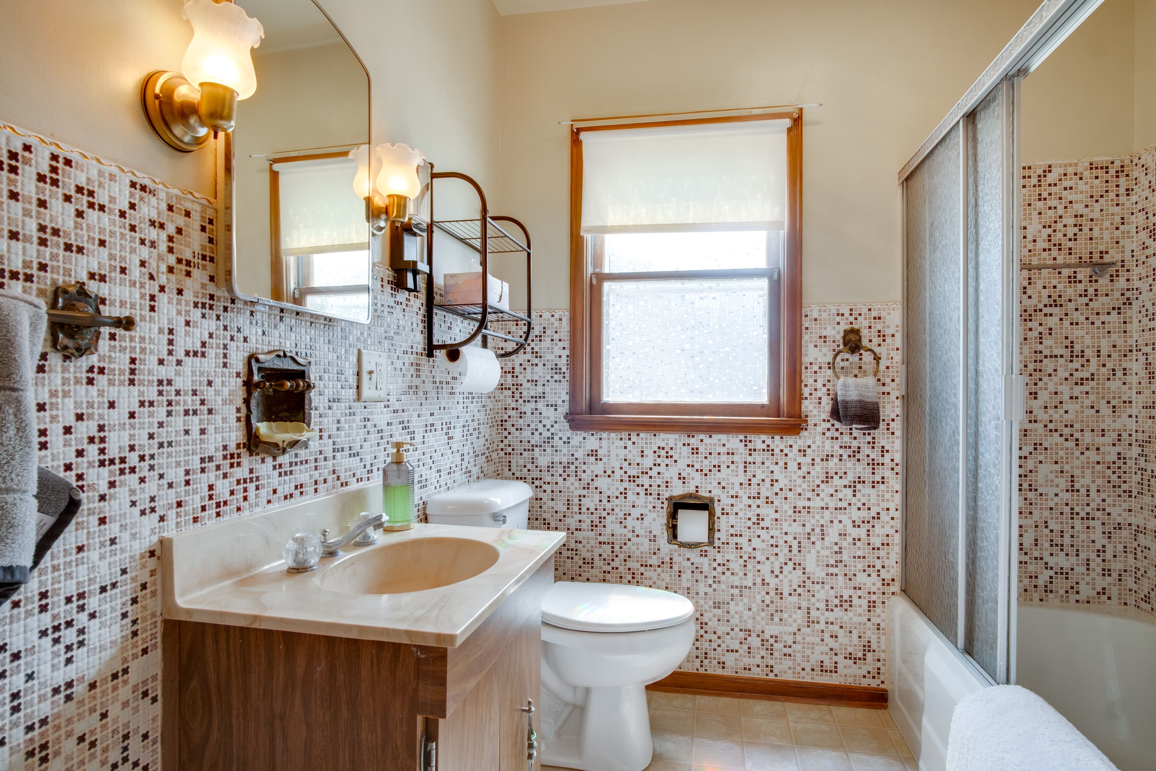 Full Bathroom | Complimentary Toiletries | Towels Provided