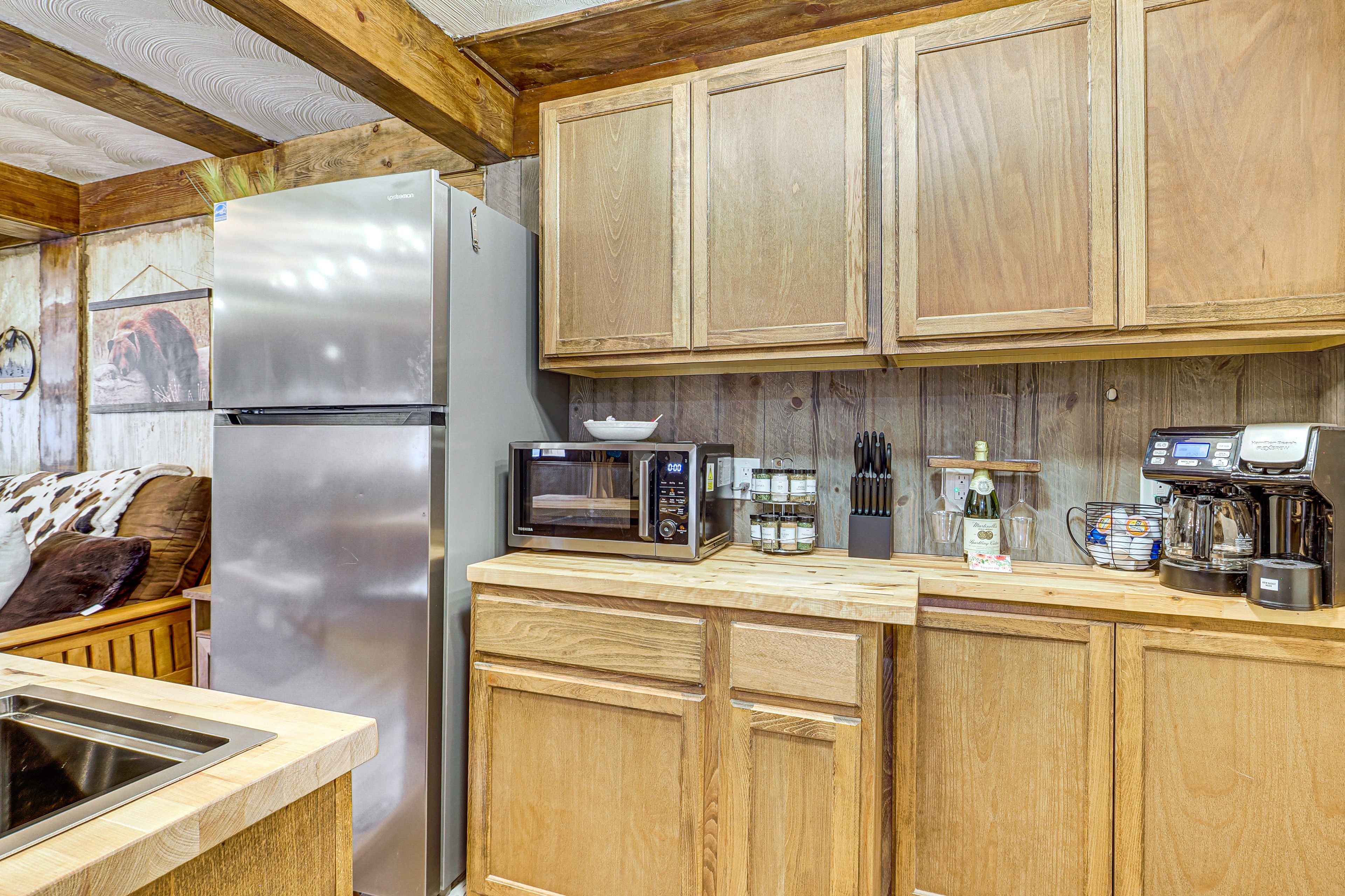 Kitchenette | Electric Hot Plate | Microwave/Convection Oven/Air Fryer | Blender