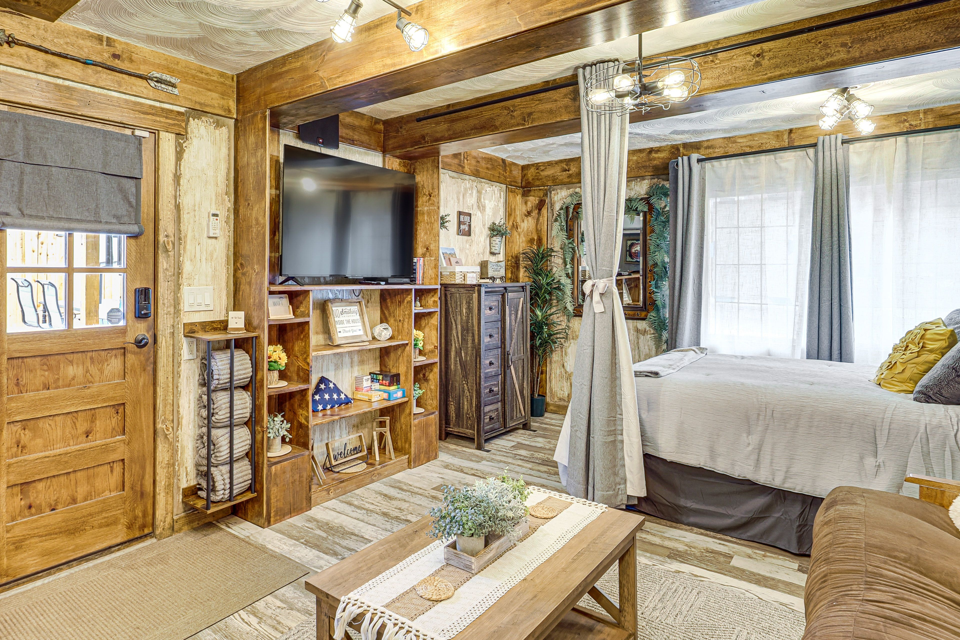 Studio | Queen Bed | Queen Futon | Privacy Curtain