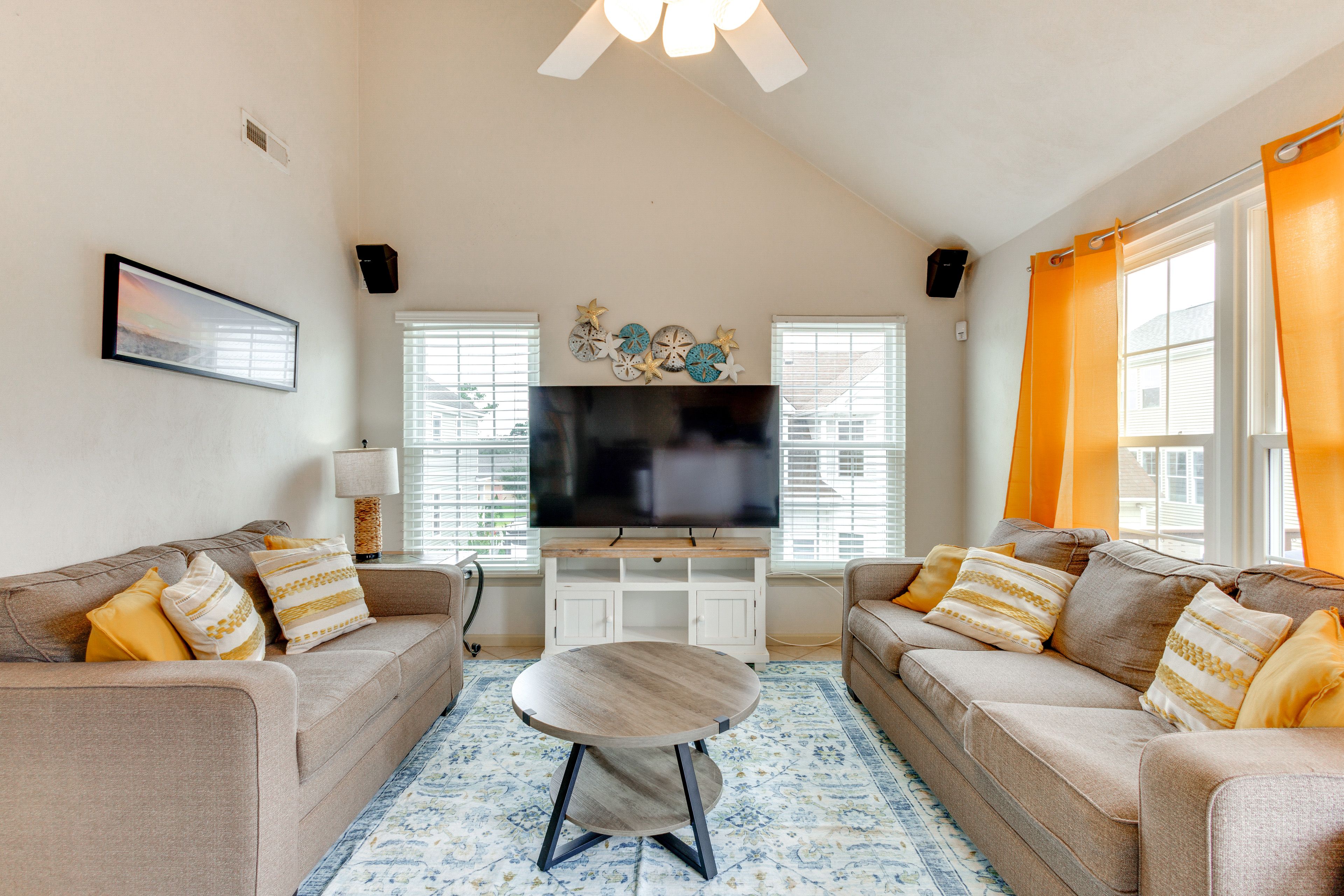 Living Room | Flat-Screen TV | Central Heating & A/C | Free WiFi