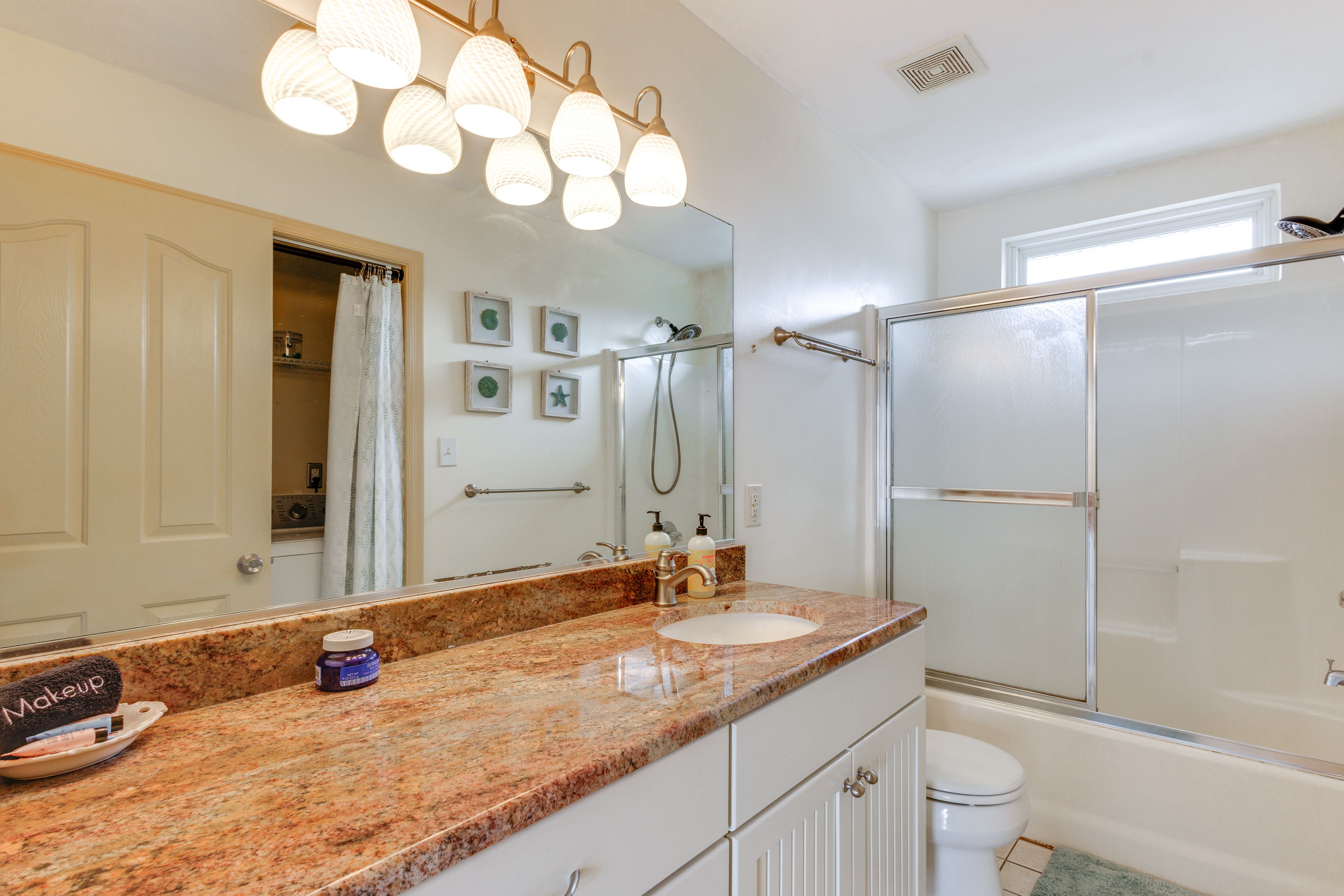 Full Bathroom | Complimentary Toiletries | Towels Provided | Washer/Dryer