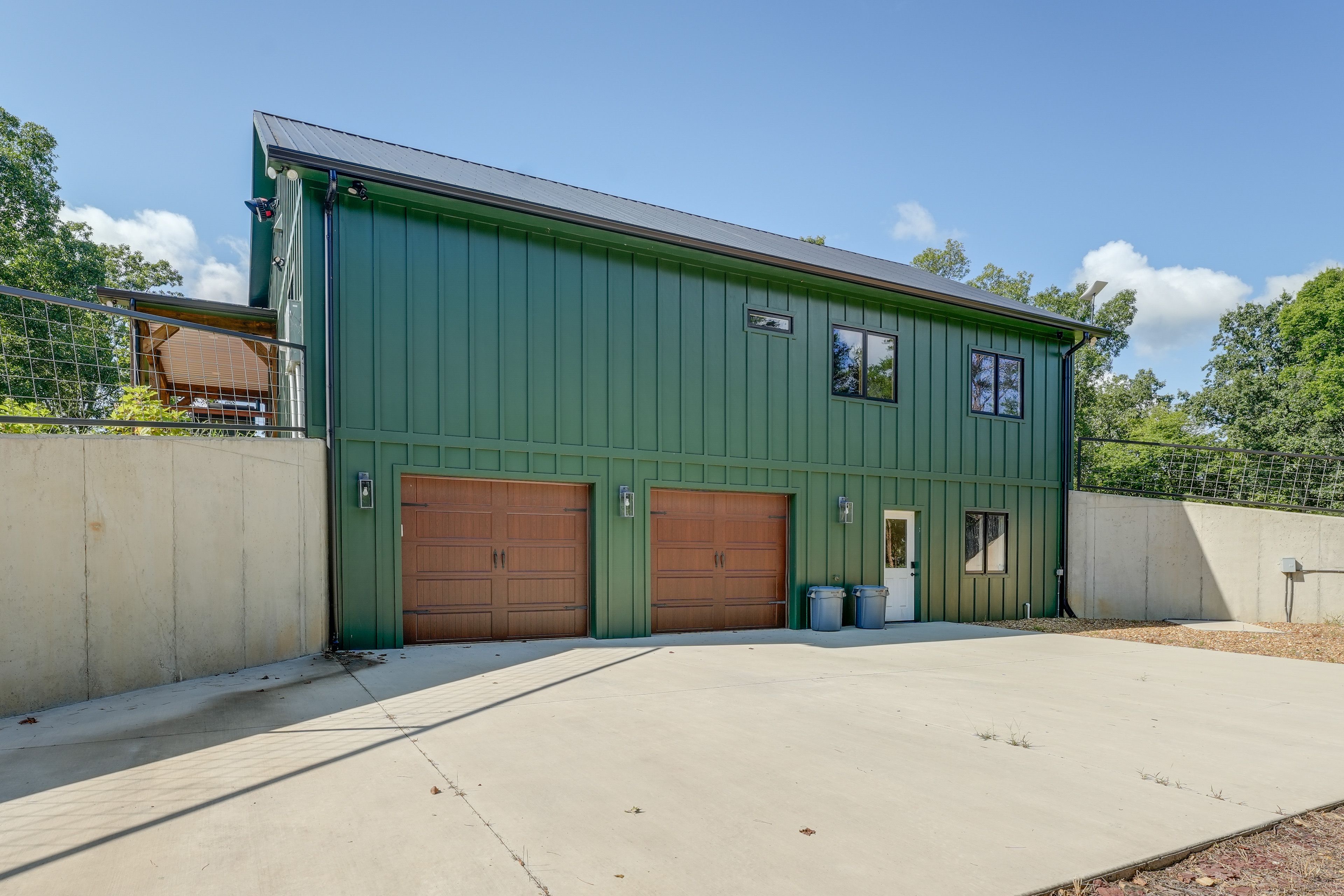 Parking | Front & Back Driveways (9 Vehicles)