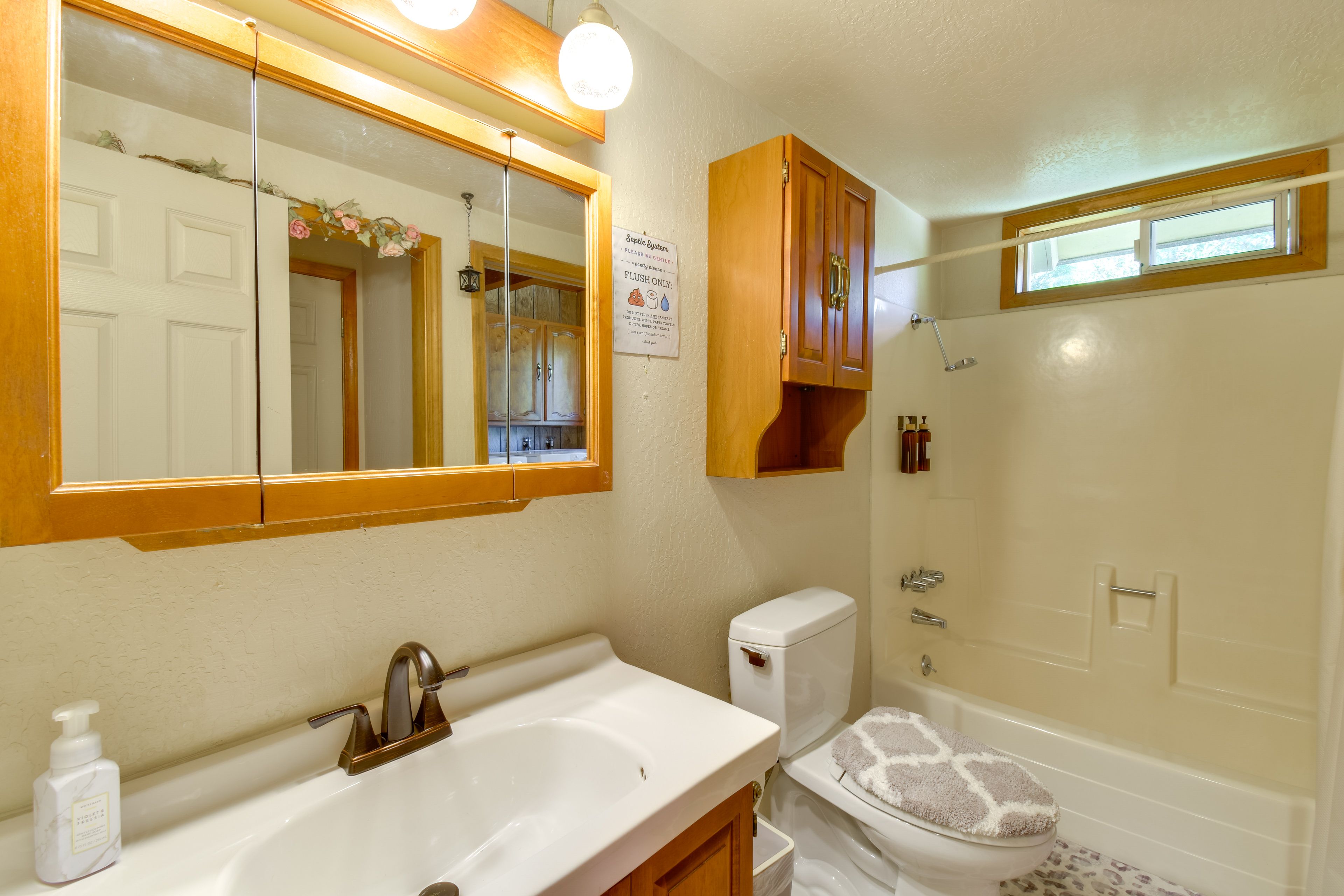 Full Bathroom | 1st Floor | Towels Provided