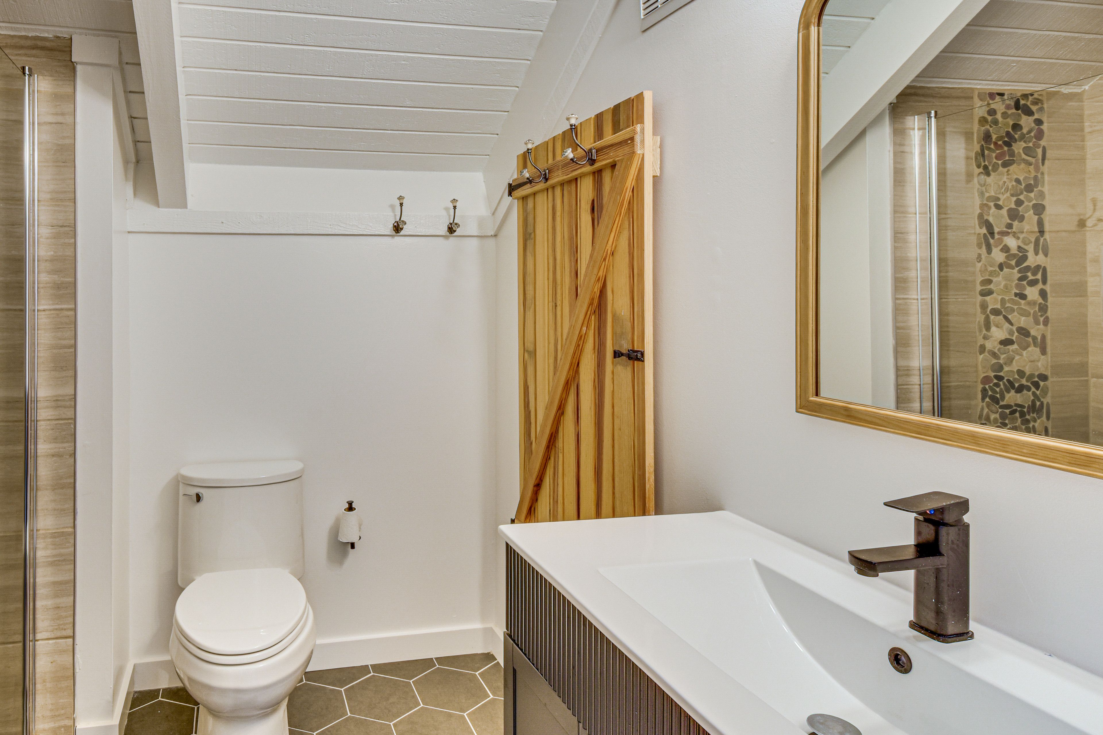En-Suite Bathroom | 2nd Floor