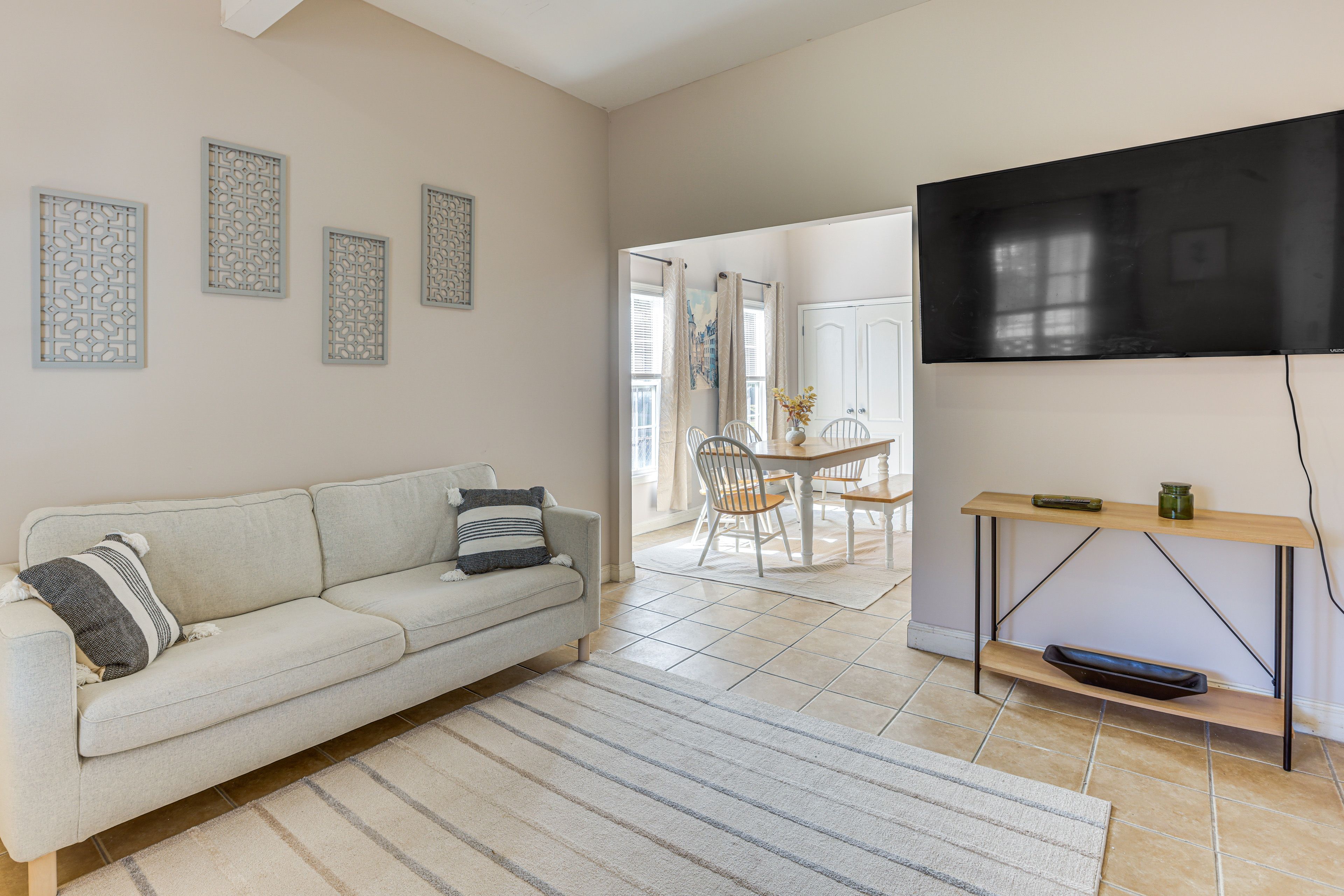 Living Room | Smart TV | Free WiFi