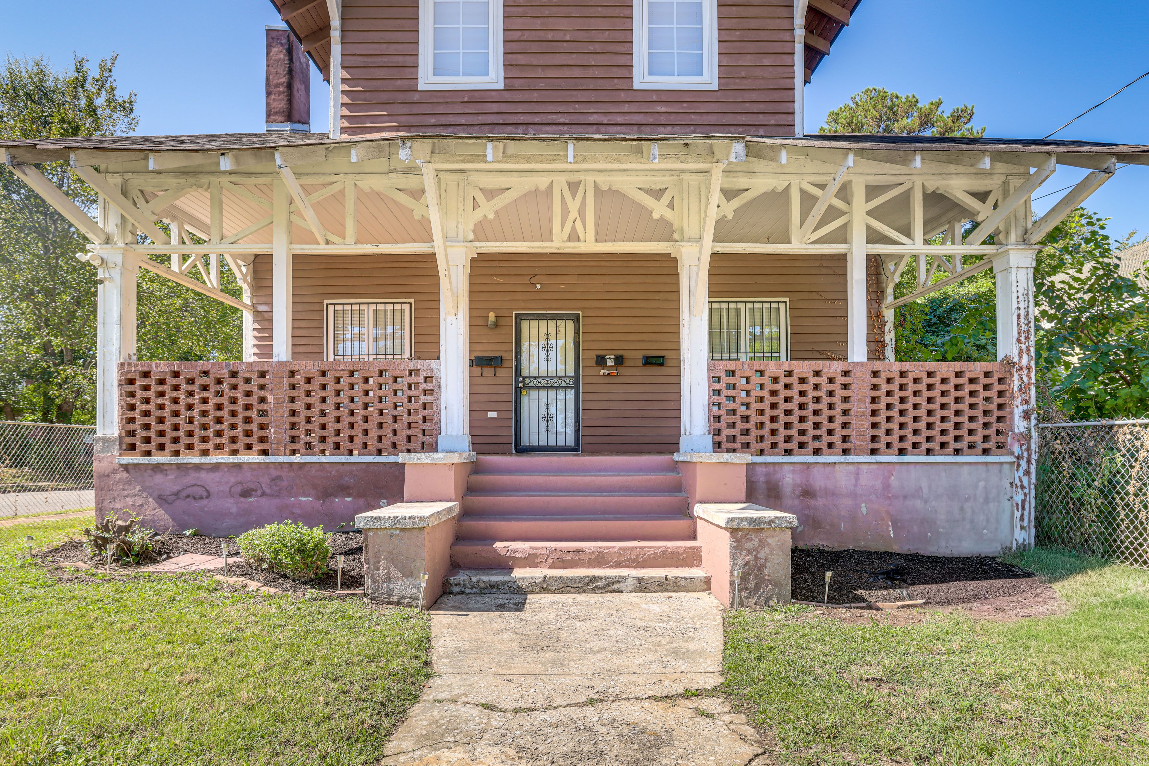 Property Exterior | 1st-Floor Unit | Free Street Parking
