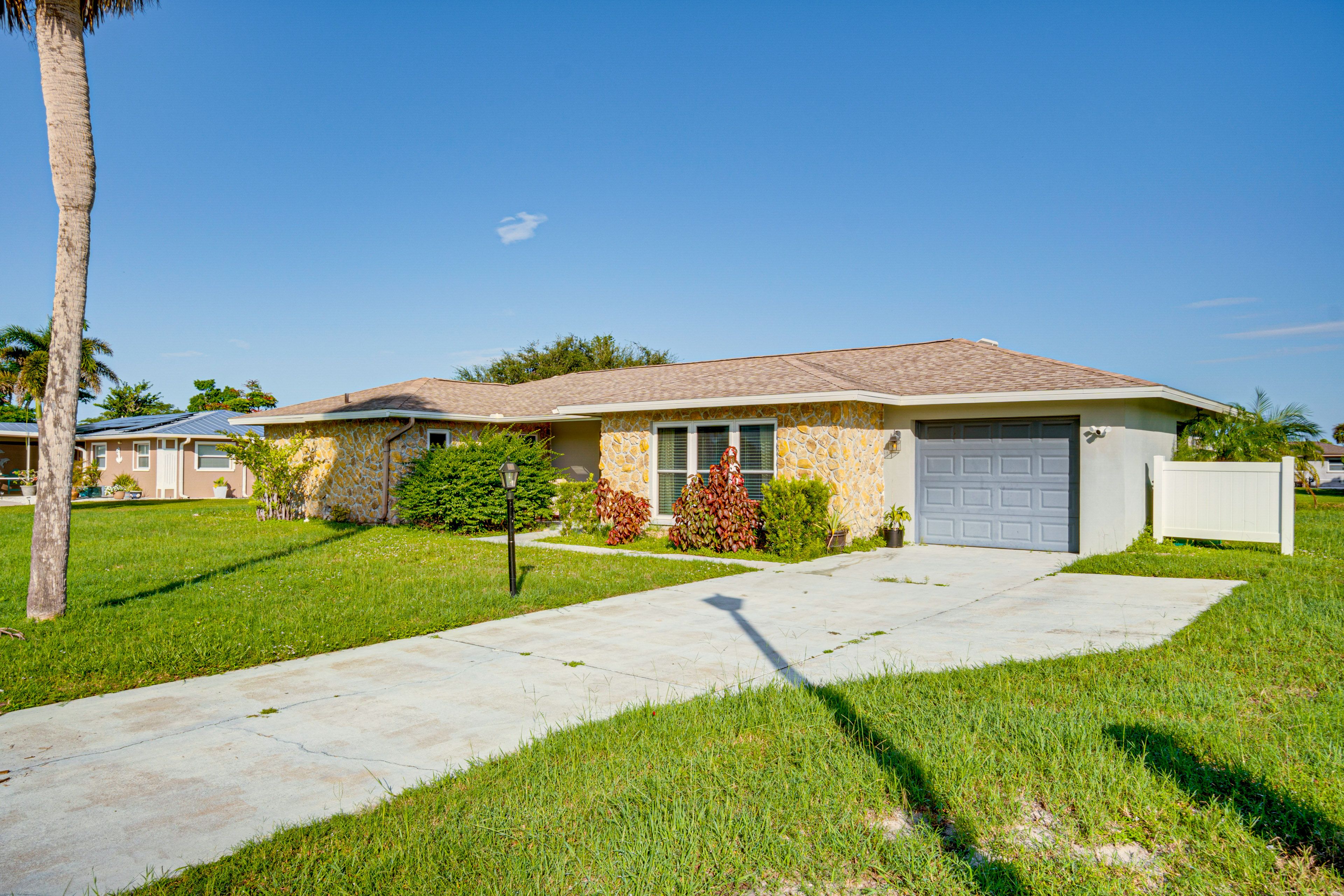 Exterior | Driveway (3 Vehicles)