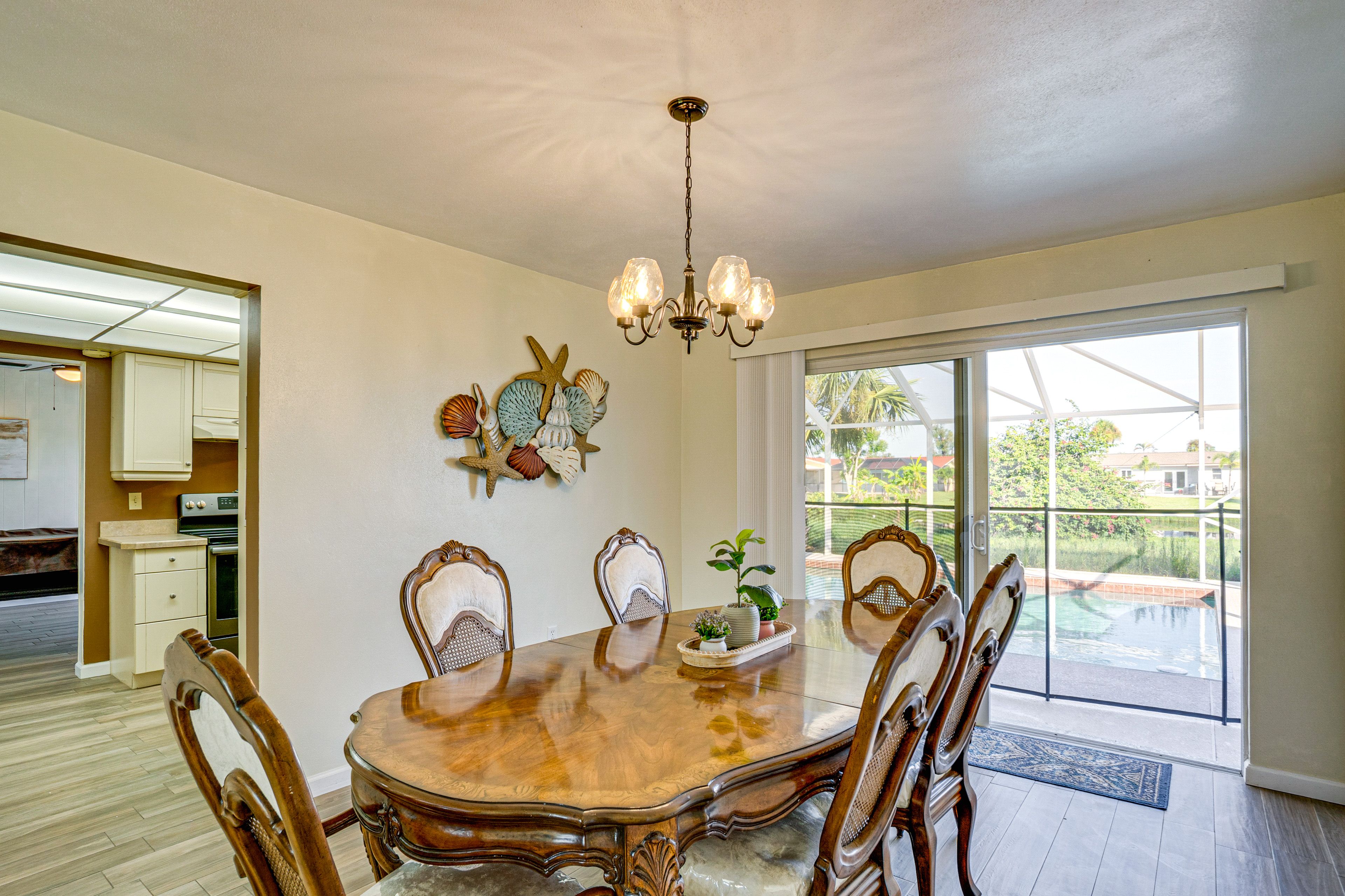 Dining Area | Dishware/Flatware Provided
