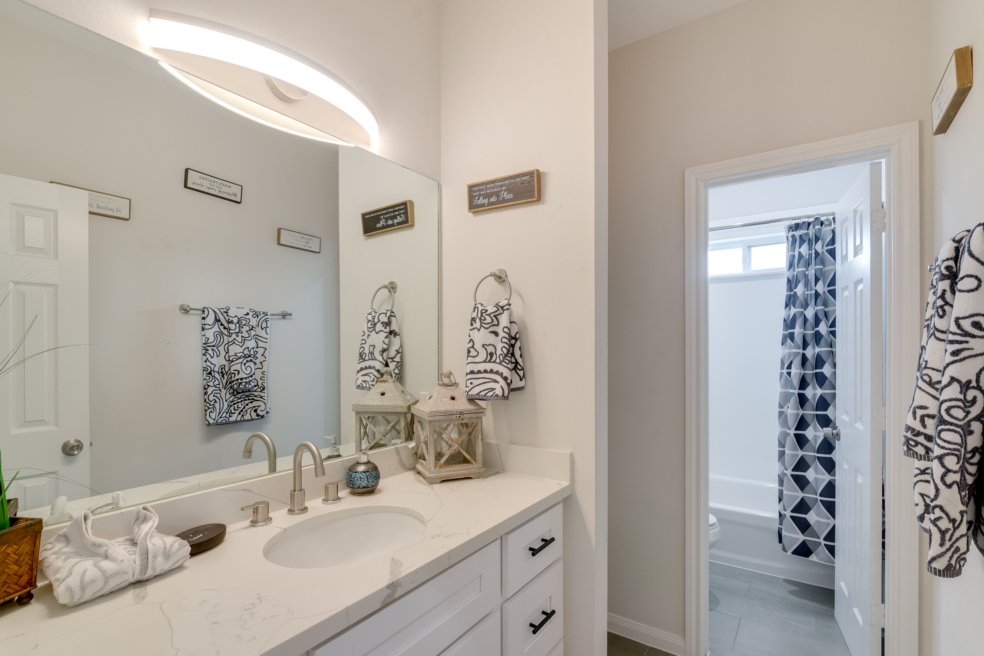 Bathroom | 2nd Floor | Towels Provided | Complimentary Toiletries | Hair Dryer