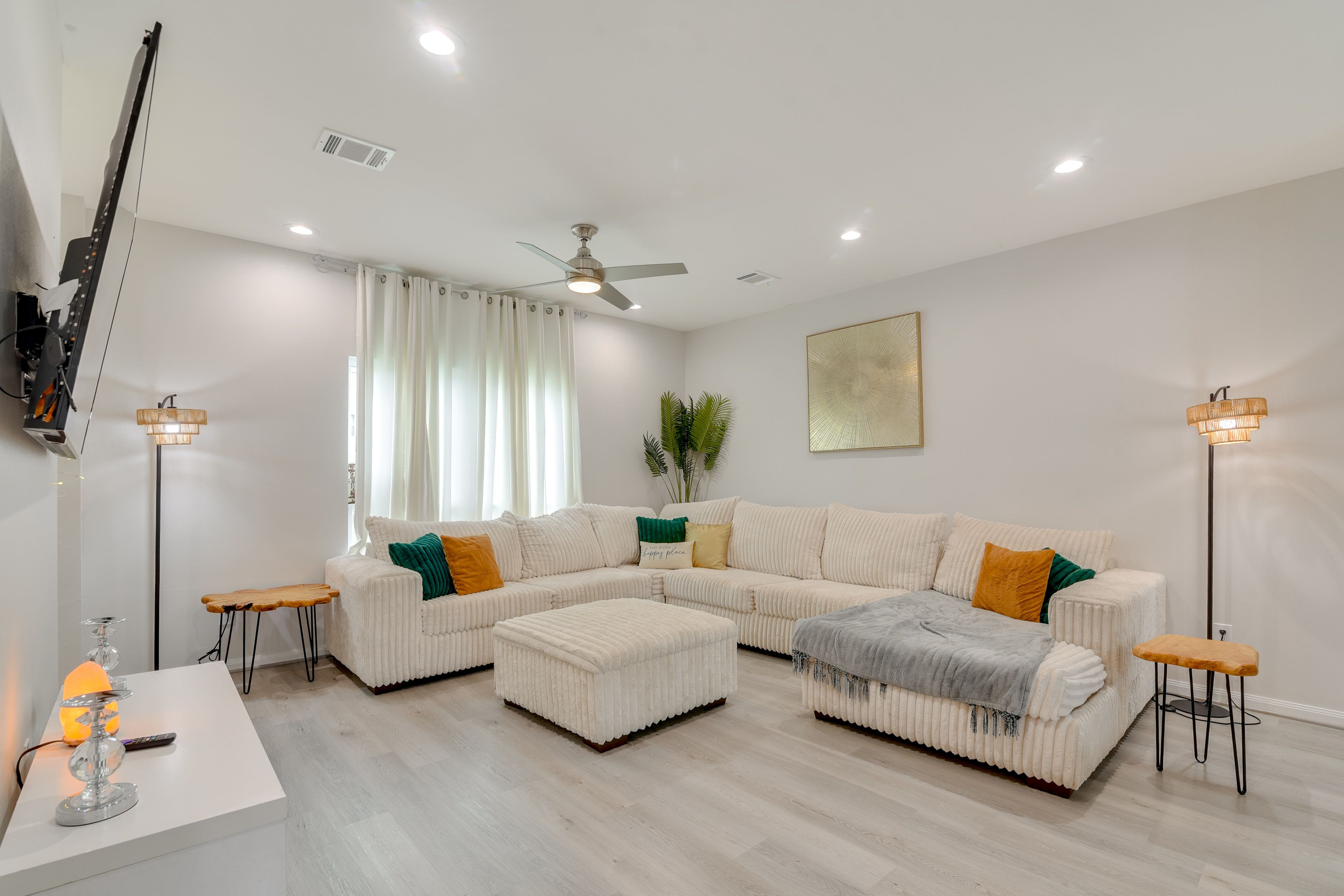 Living Room | 1st Floor | Smart TV | Free WiFi