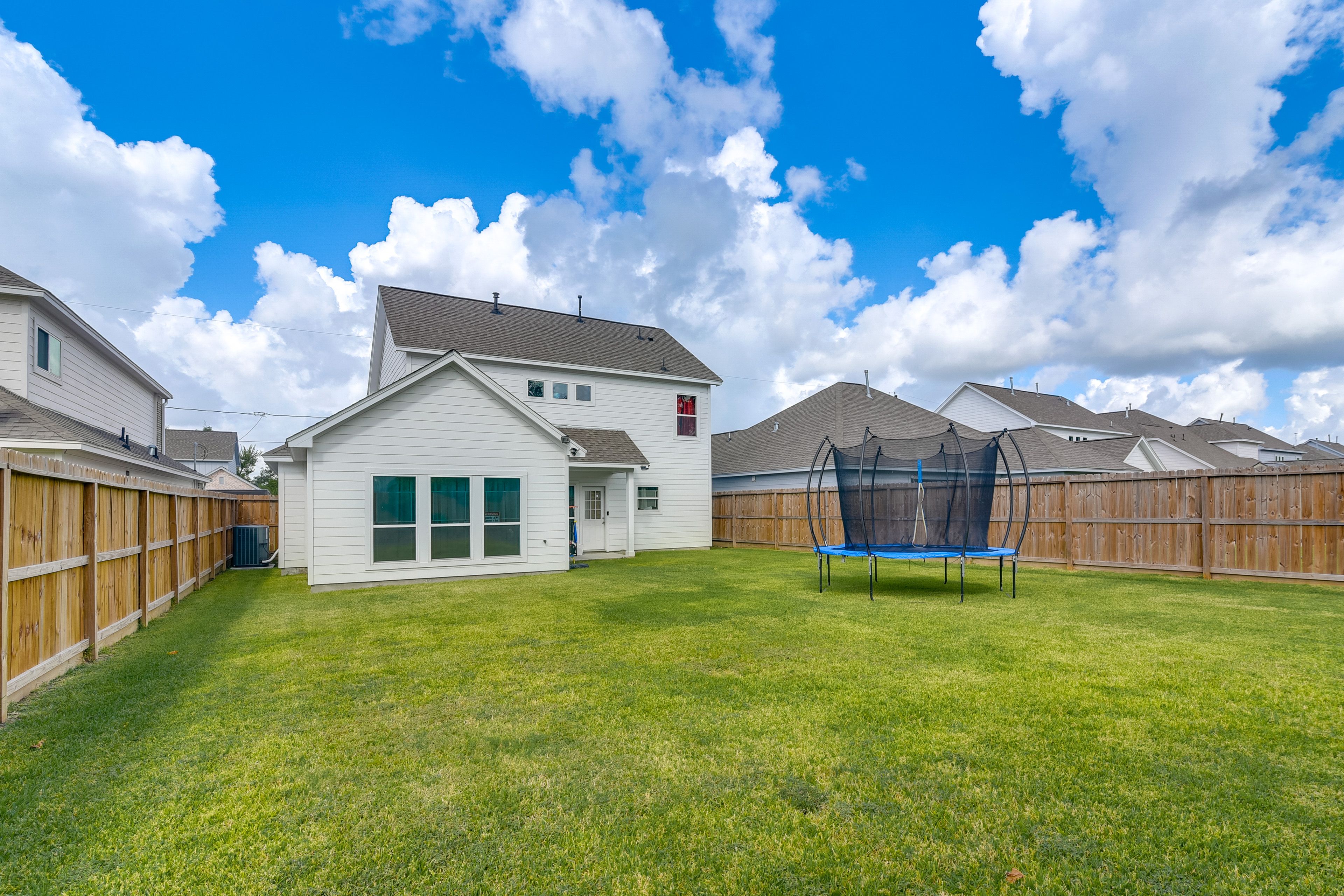 Fenced Backyard | Trampoline | 11 Mi to Toyota Center