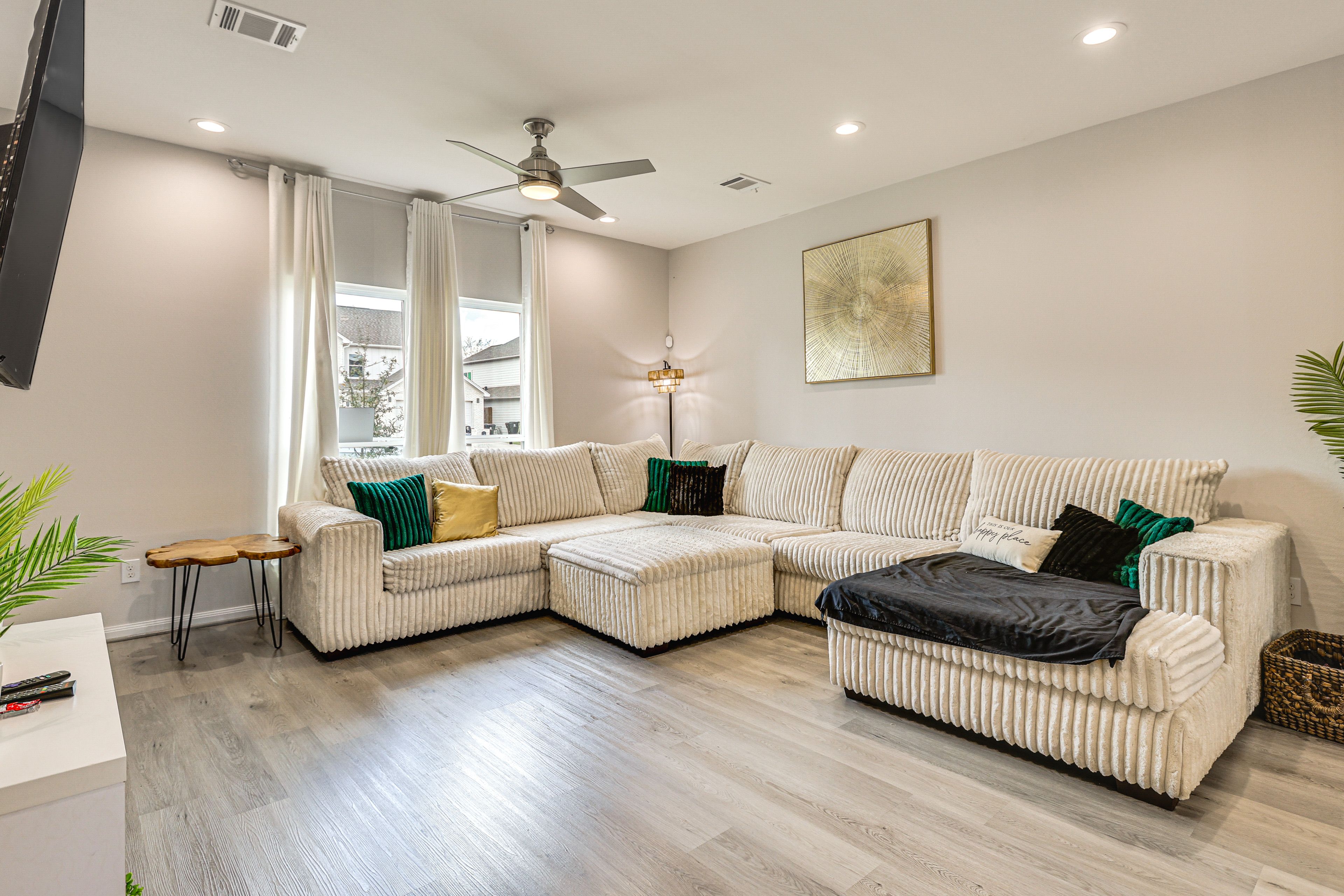 Living Room | 1st Floor | Smart TV | Free WiFi