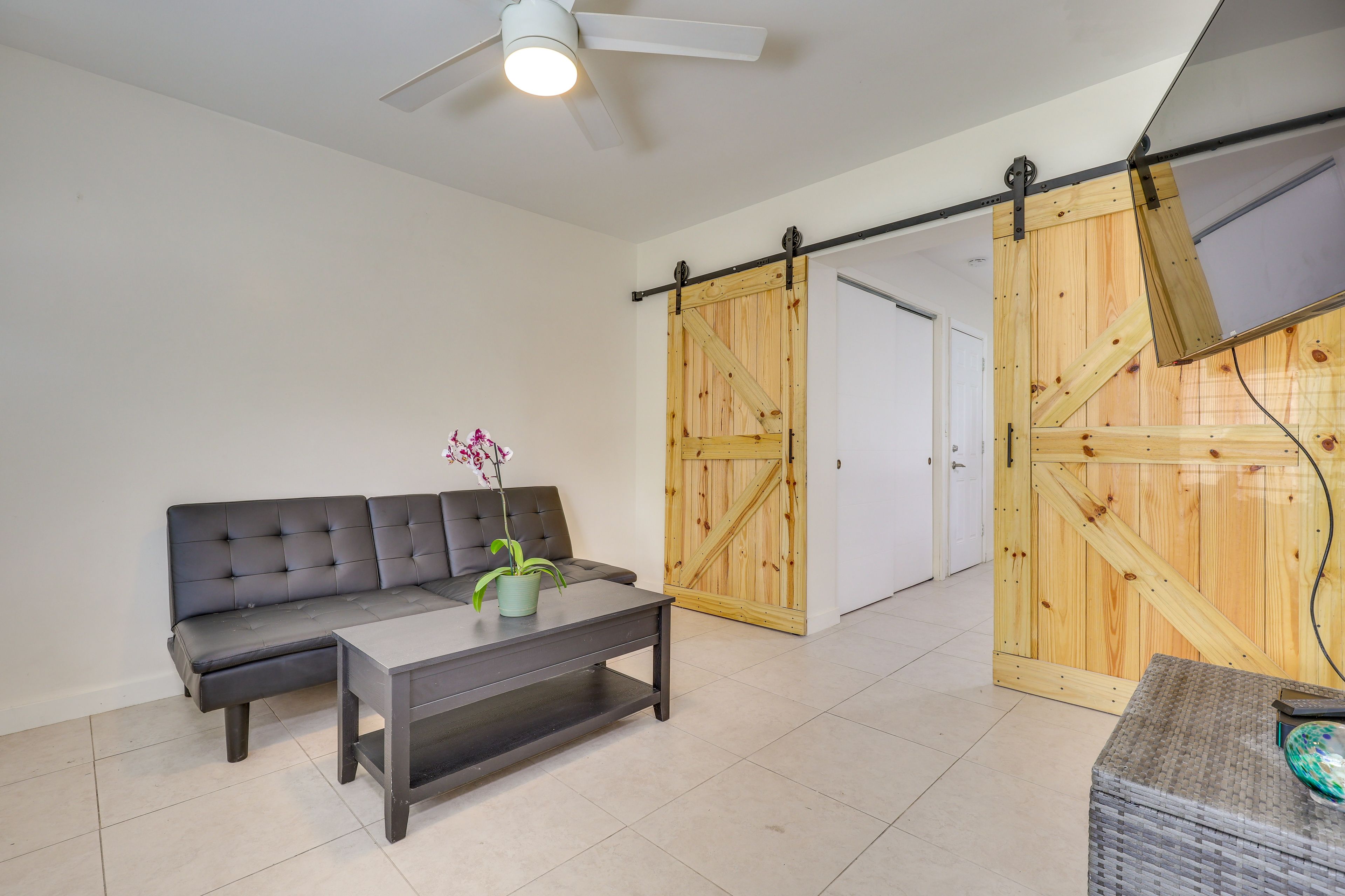 Living Room | Queen Sleeper Sofa | Free WiFi | Smart TV | Central A/C