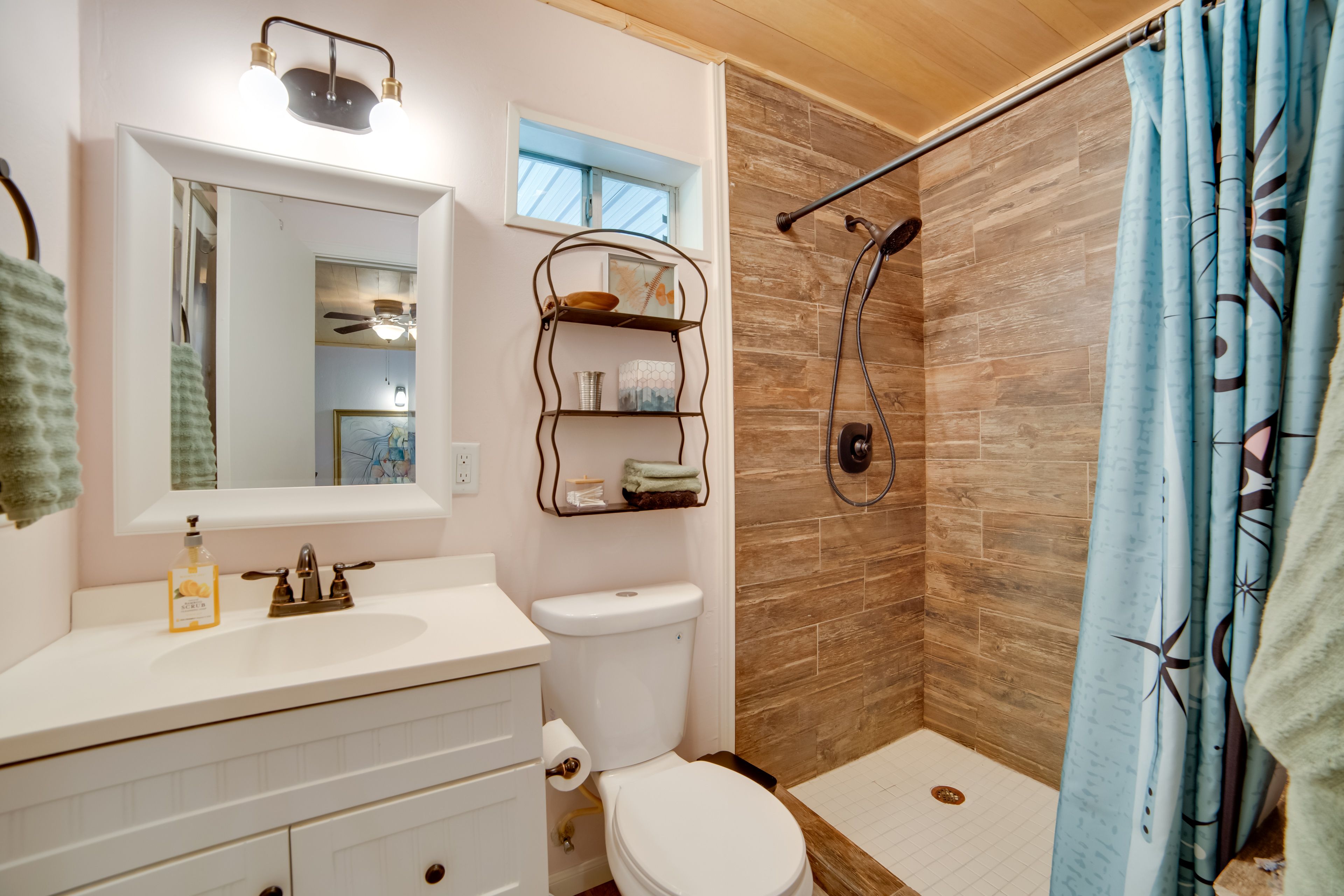 Full Bathroom | Towels Provided