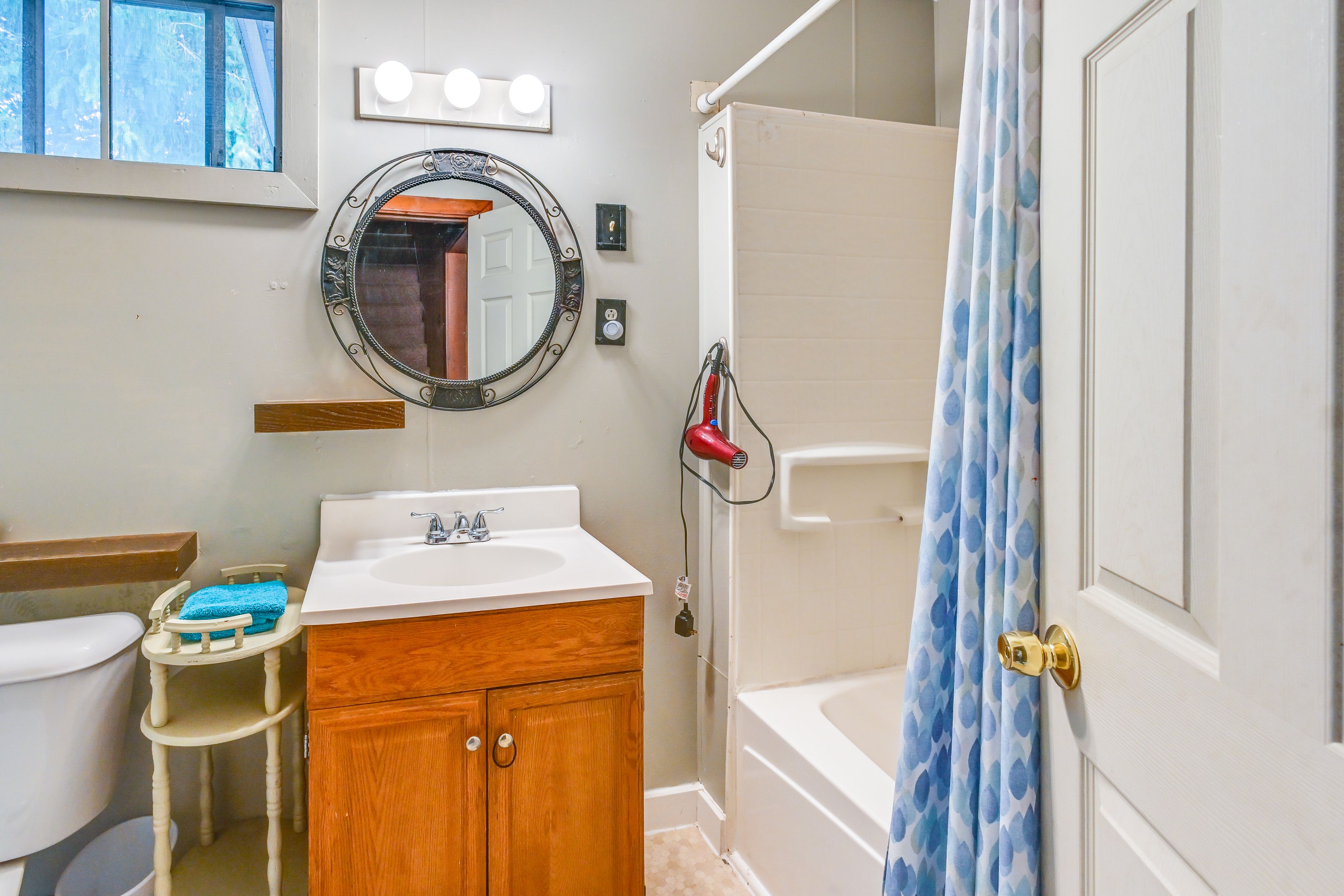 Full Bath | Towels | Hair Dryer | Upper Level