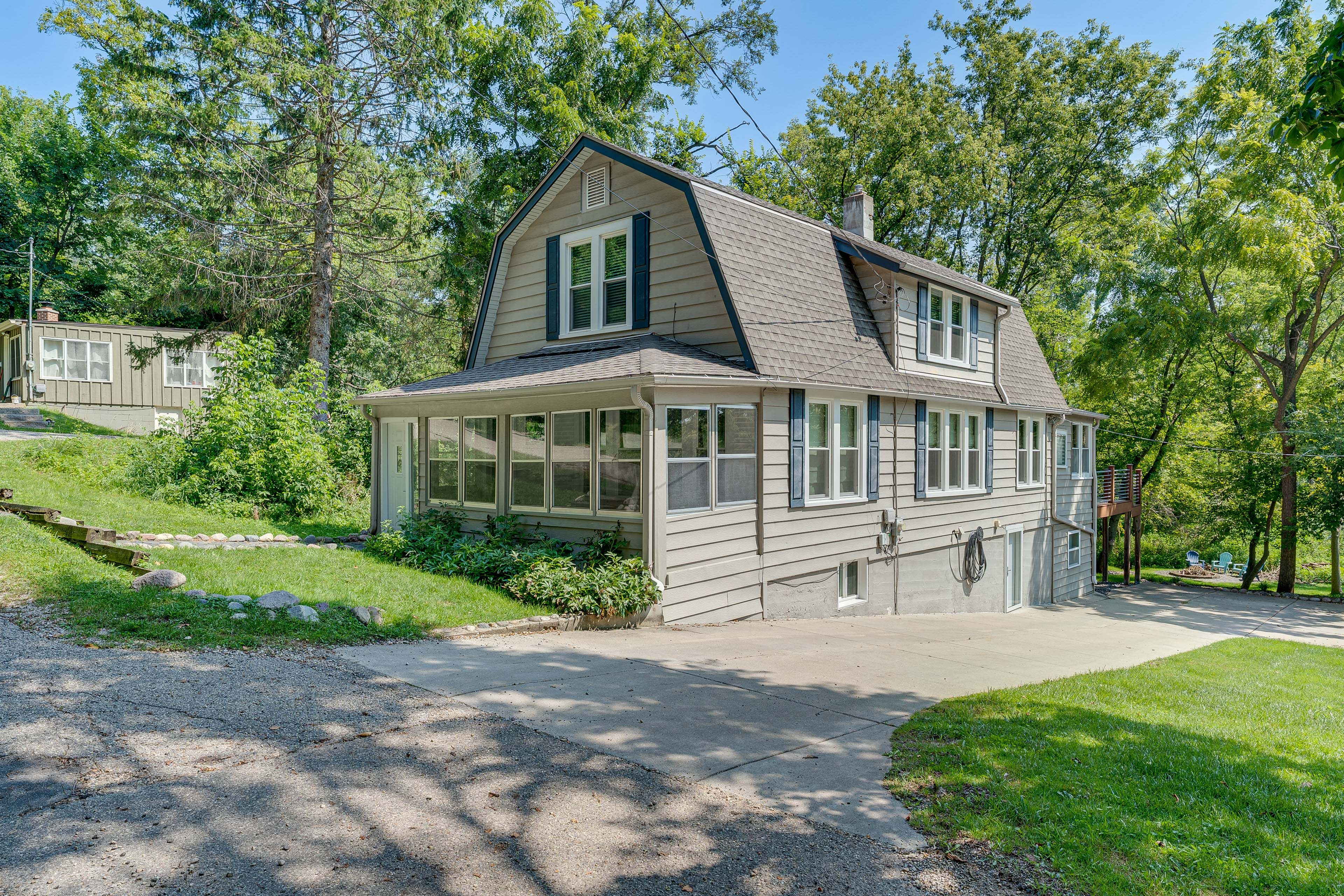 Parking | Garage (2 Vehicles) | Driveway (4 Vehicles)