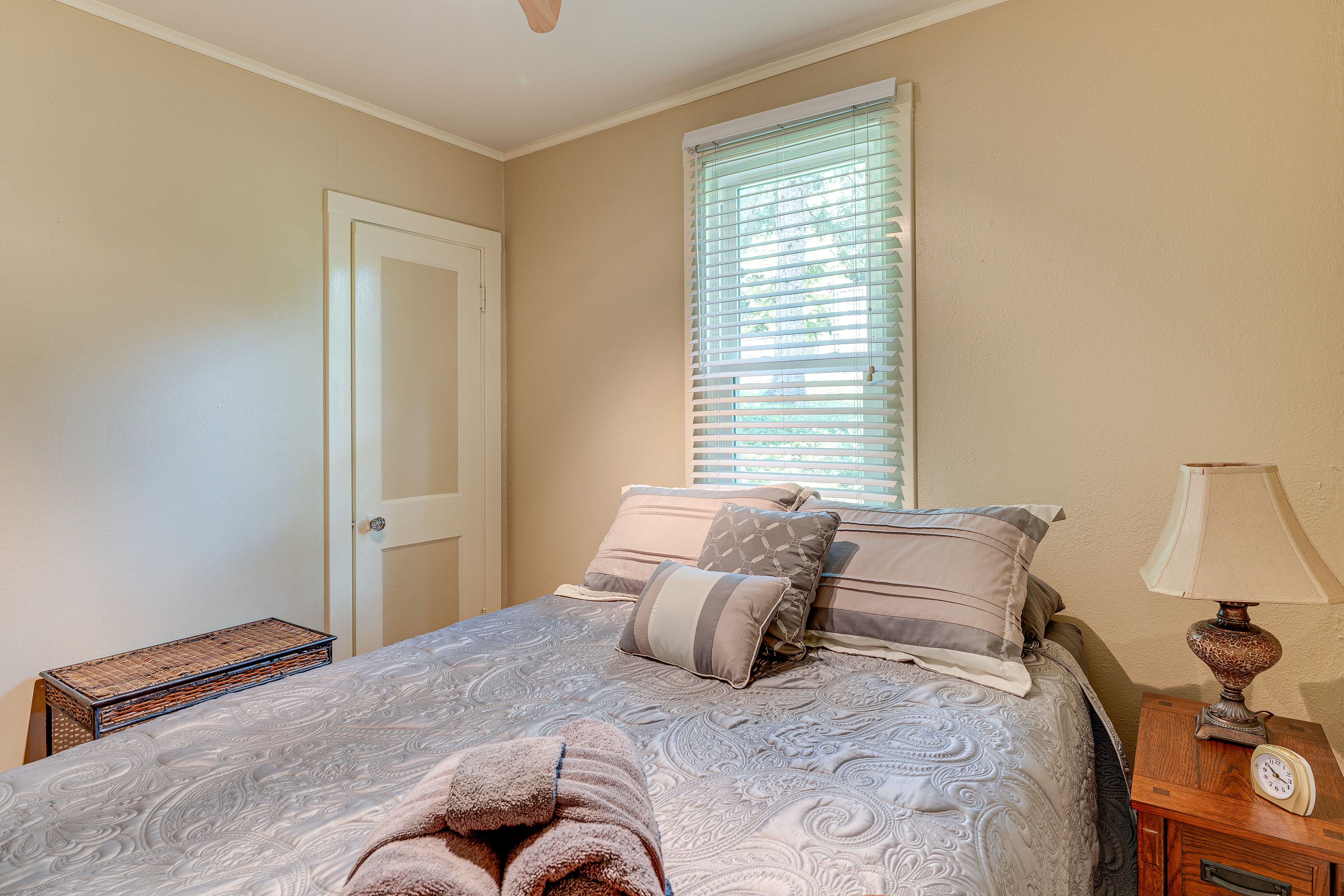 Bedroom 1 | Queen Bed | 1st Floor