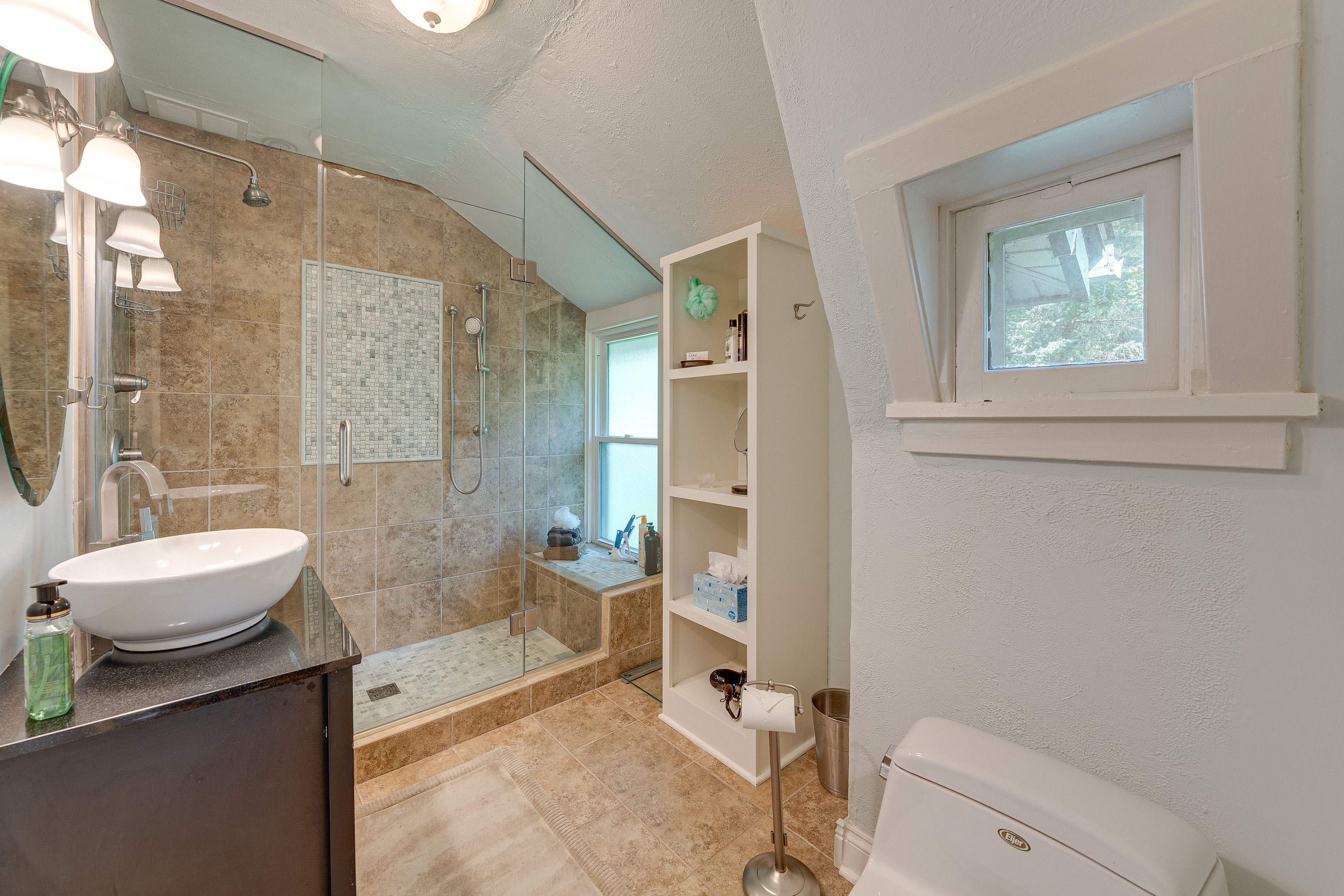 Bathroom | 2nd Floor