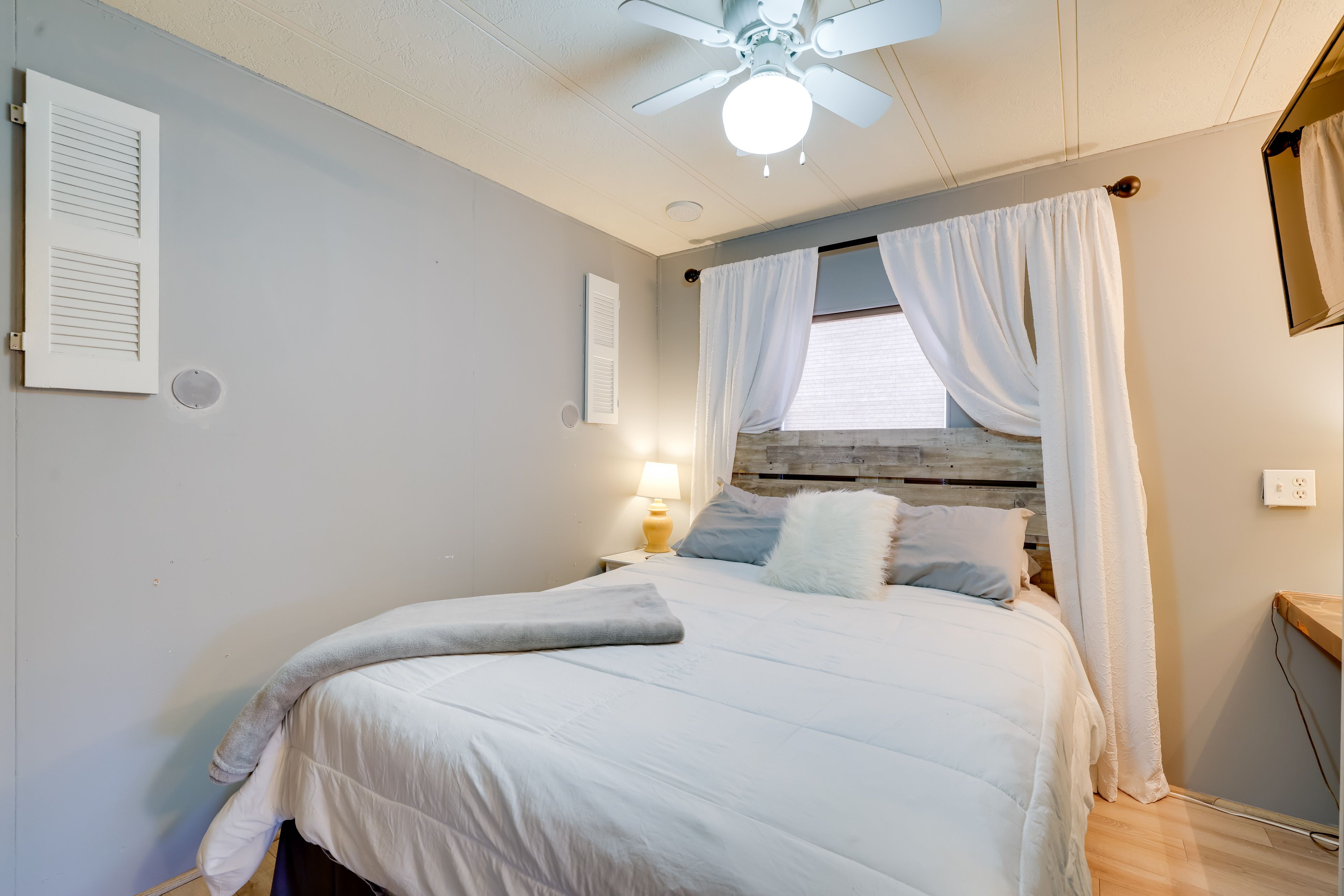 Bedroom | Queen Bed