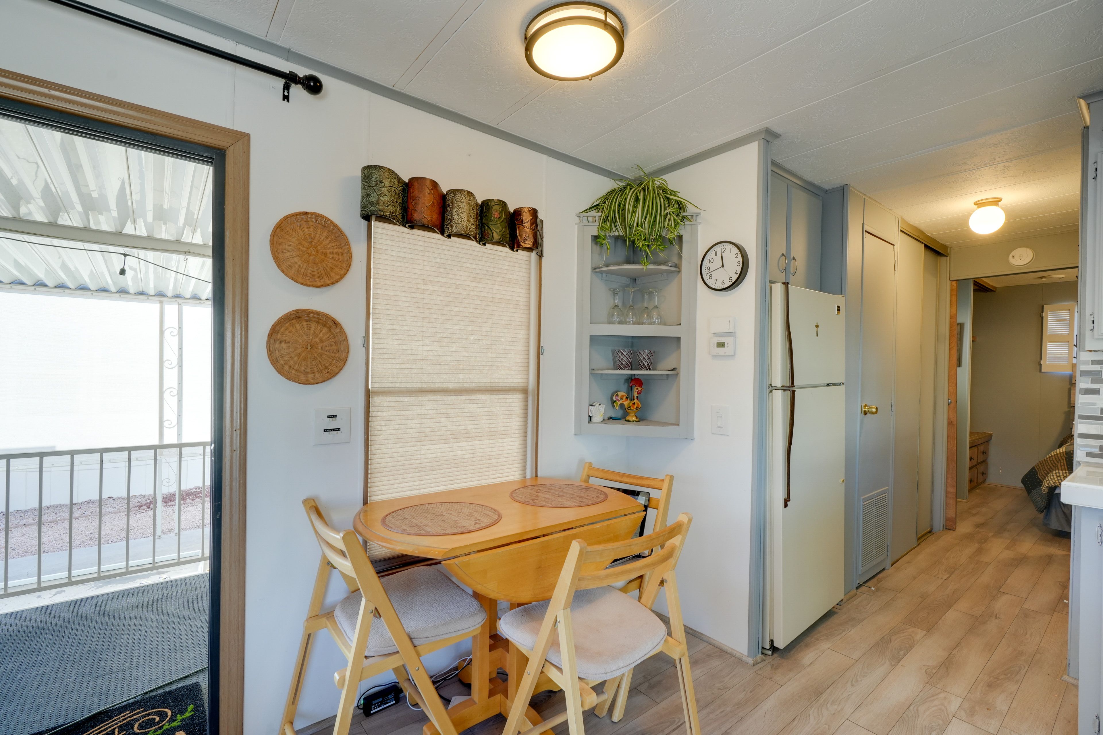 Dining Table | Dishware & Flatware