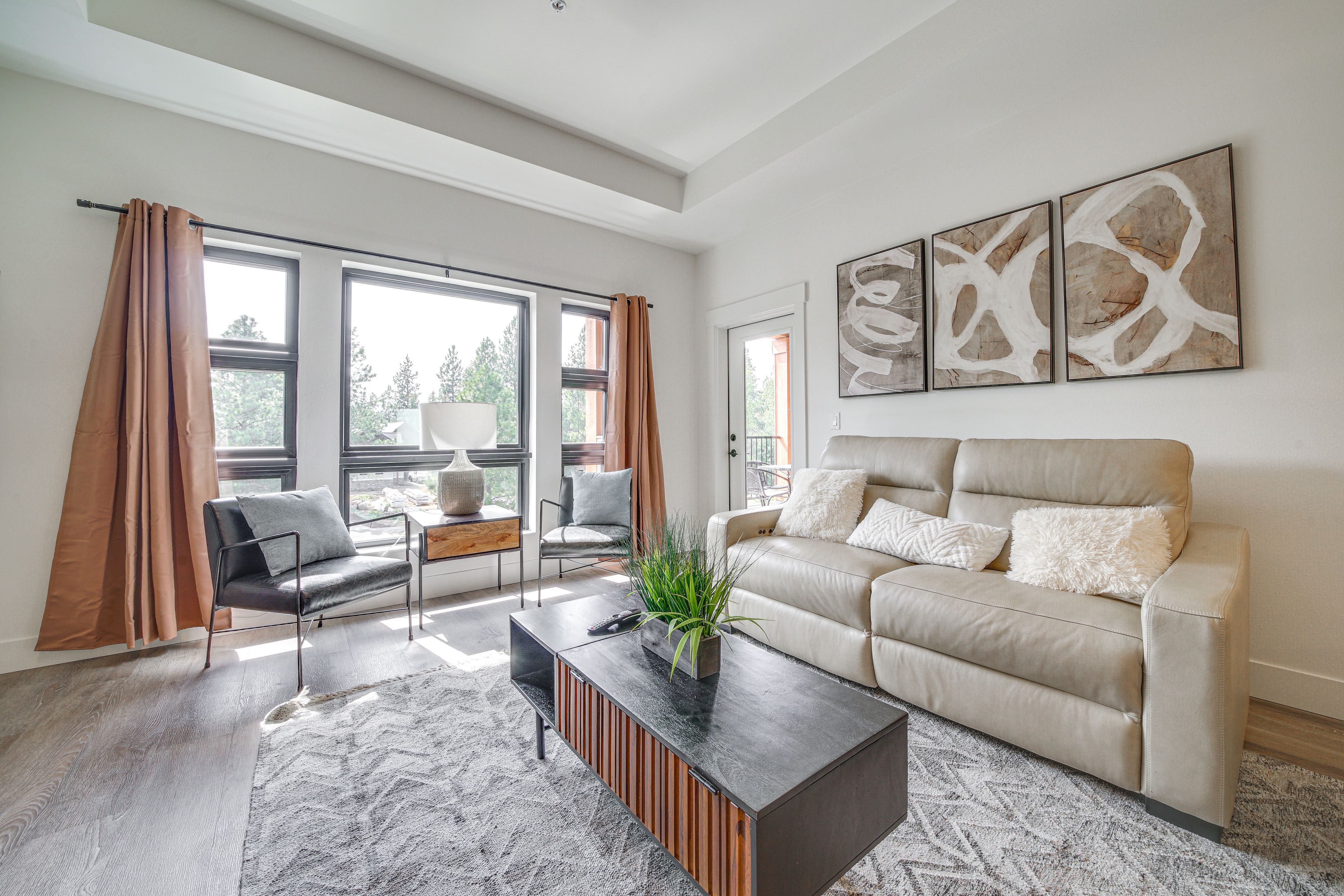 Living Room | Free WiFi | Central A/C & Heating | Smart TV