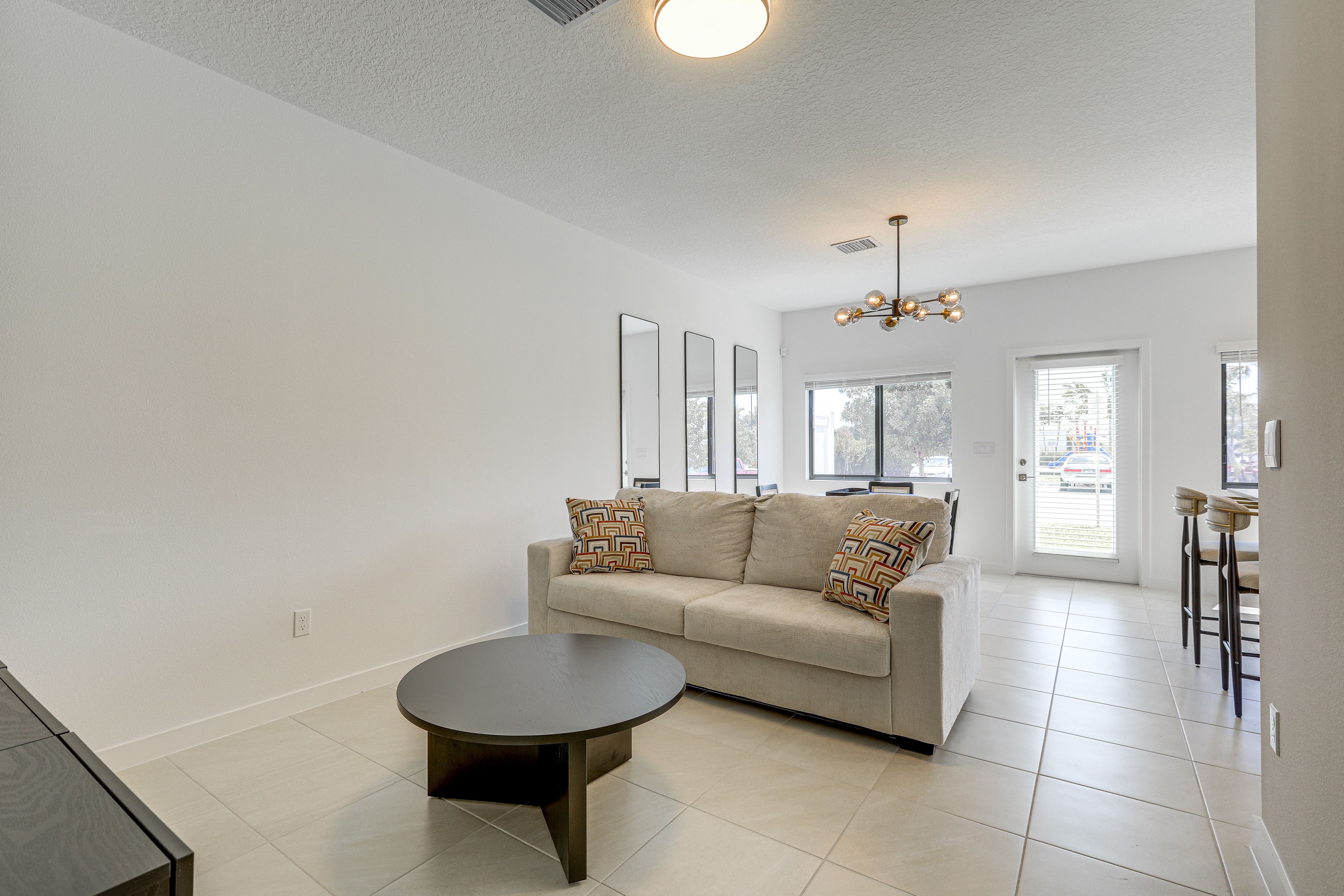 Living Room | Free WiFi | Smart TV | Central A/C | 1st Floor