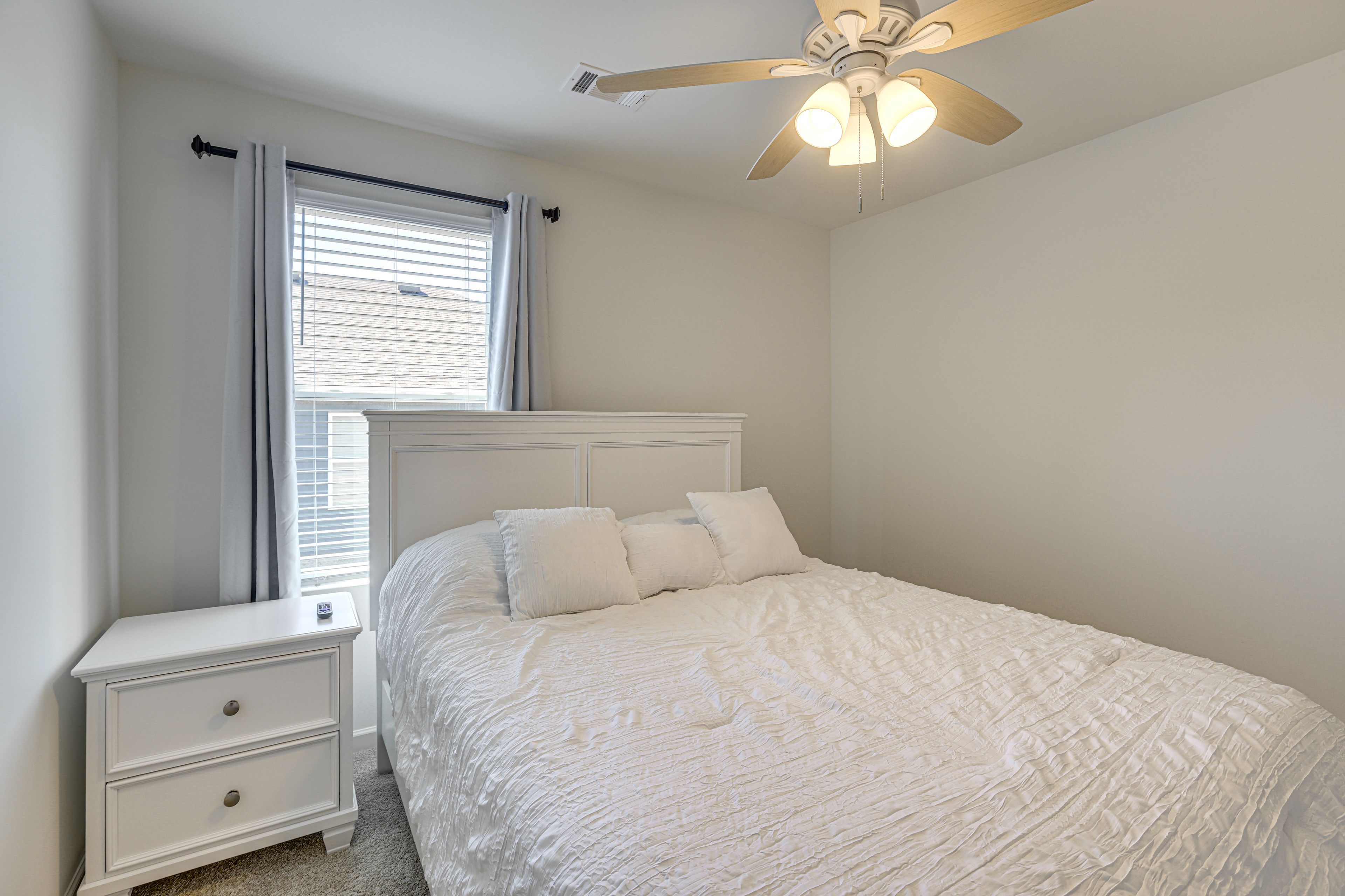 Bedroom 2 | Queen Bed