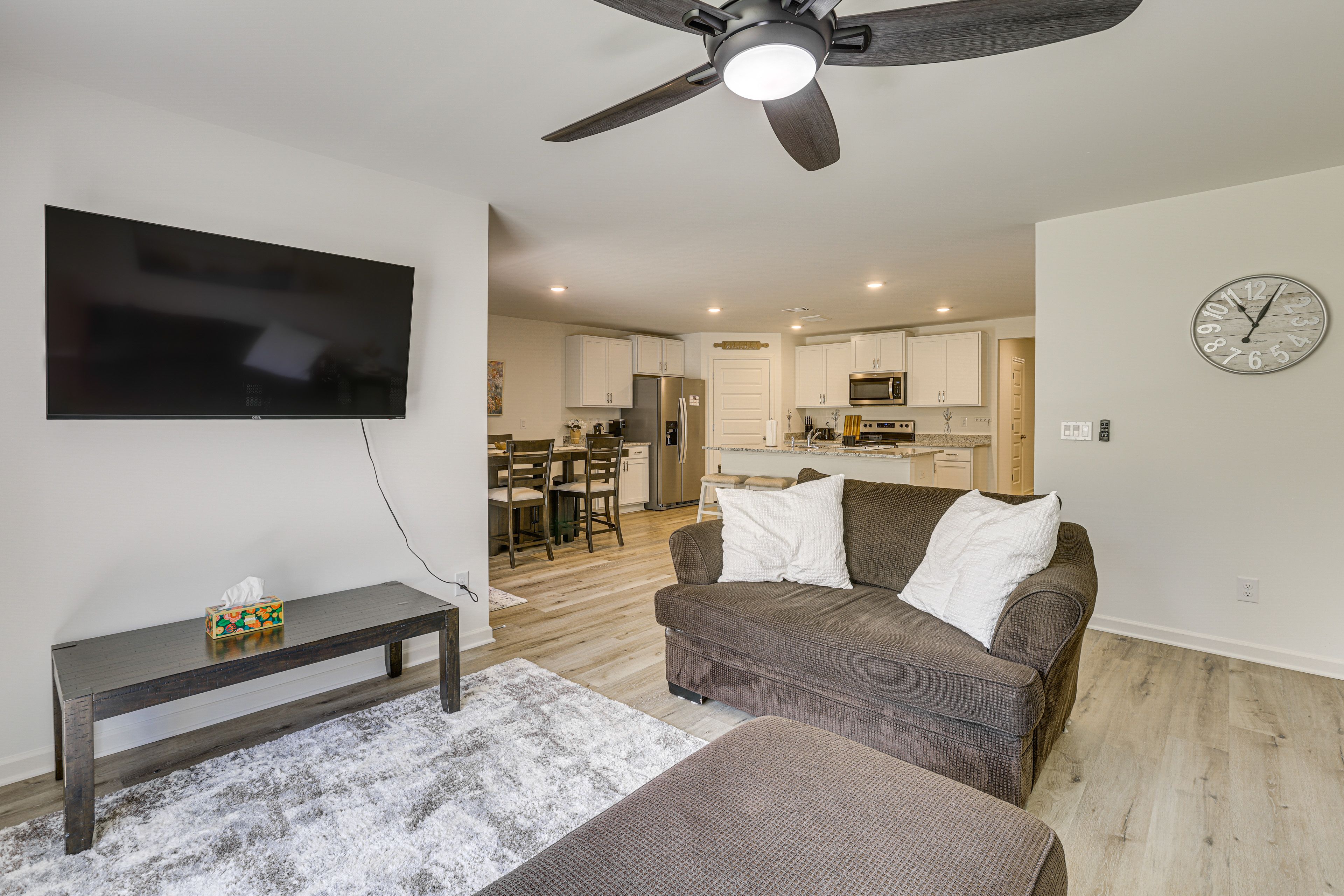 Living Room | Free WiFi | Central Heating & A/C | Smart TV