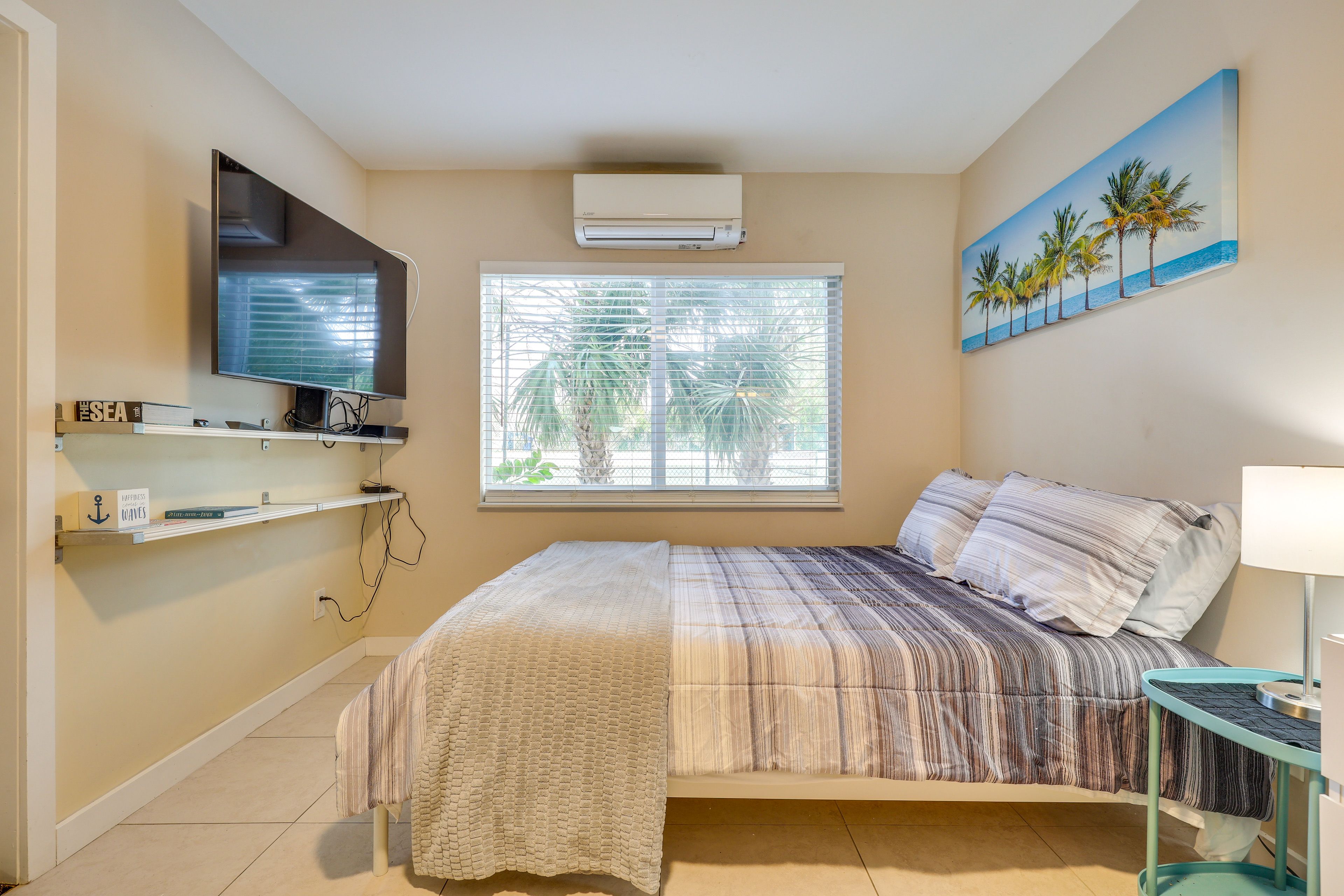 Studio Interior | Queen Bed | Free WiFi | Smart TV | Central A/C