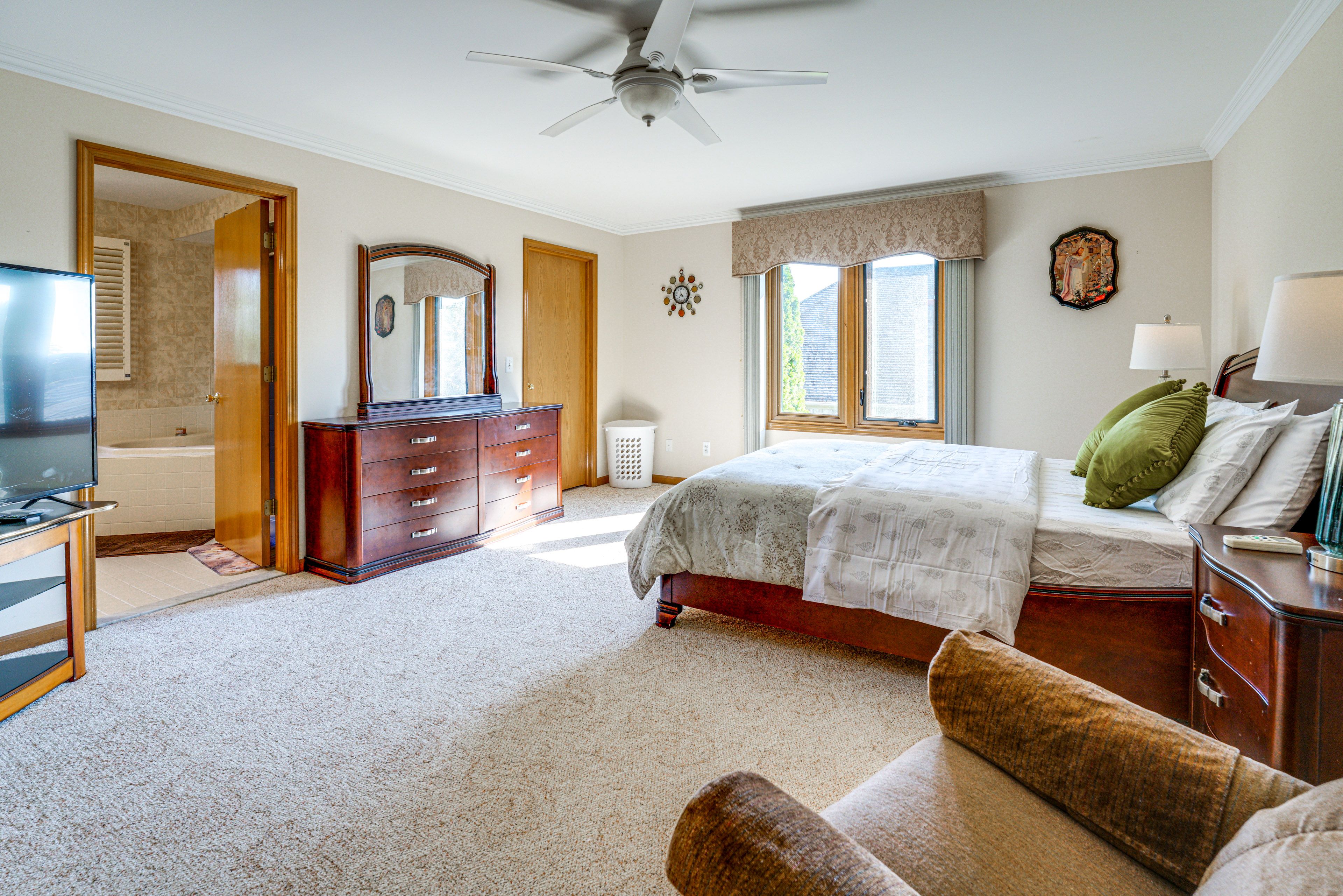 Bedroom 1 | 2nd Floor | Queen Bed | Smart TV