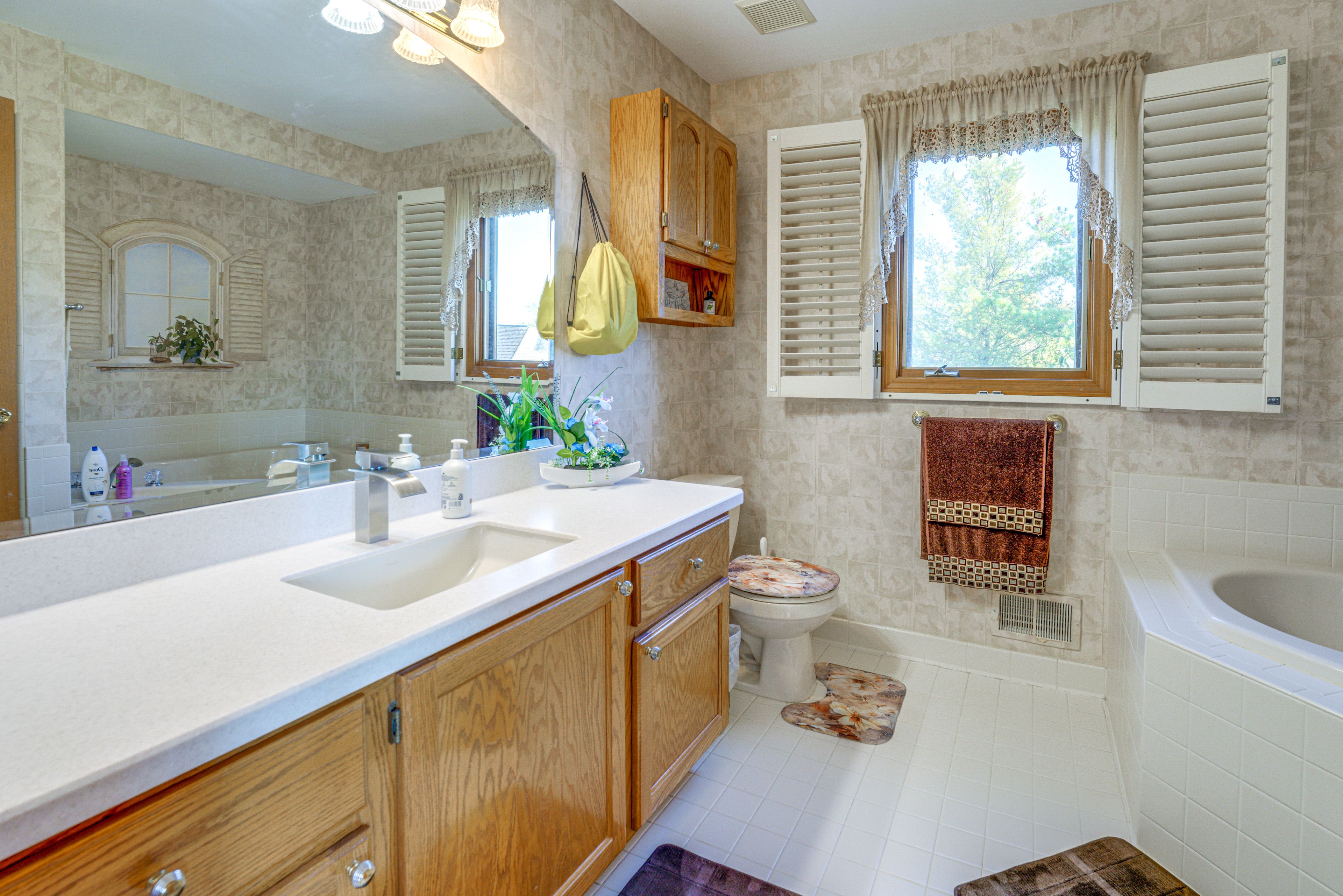 Full Bathroom | 2nd Floor | Towels Provided