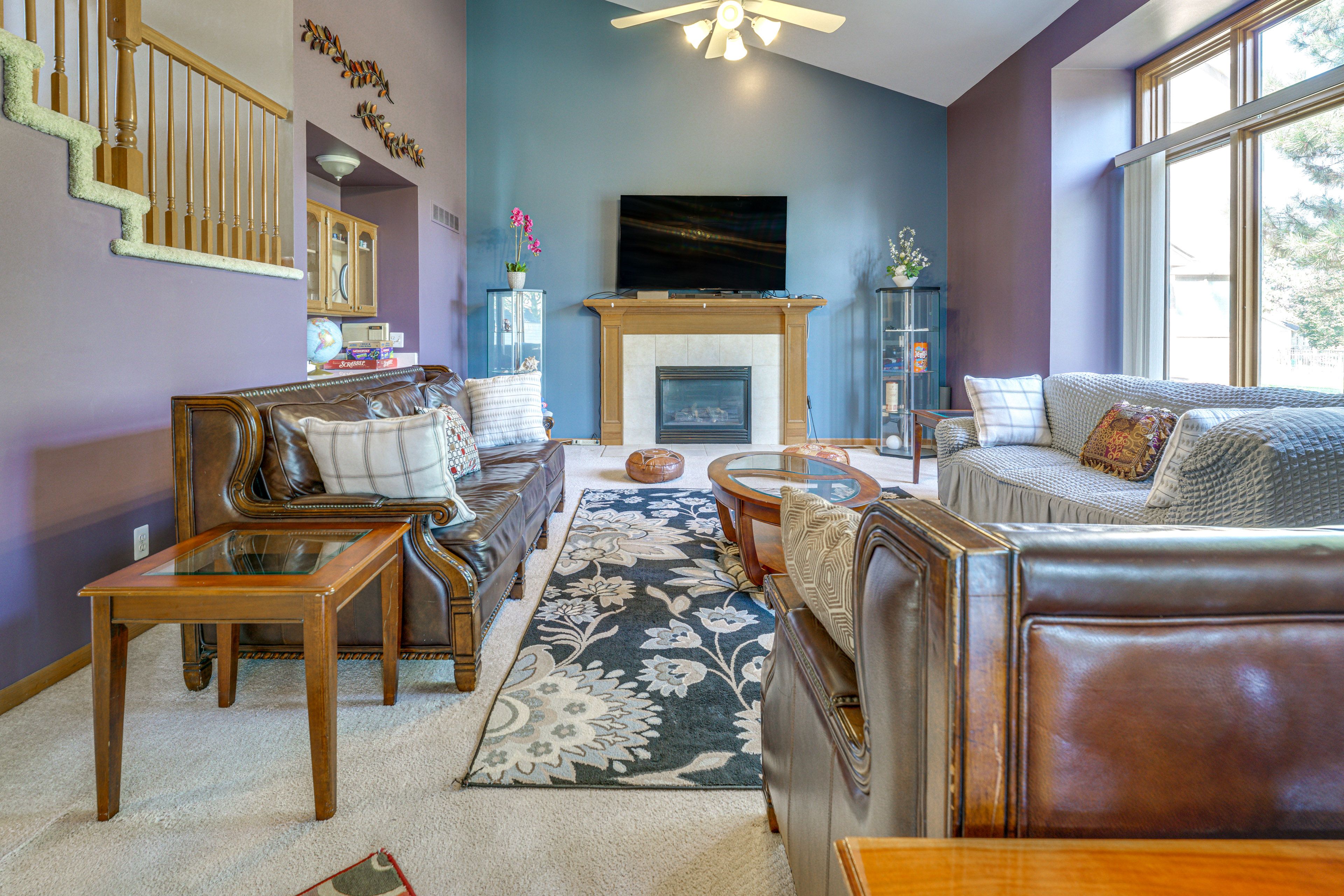 Living Room | 1st Floor | Smart TV | Fireplace | Board Games
