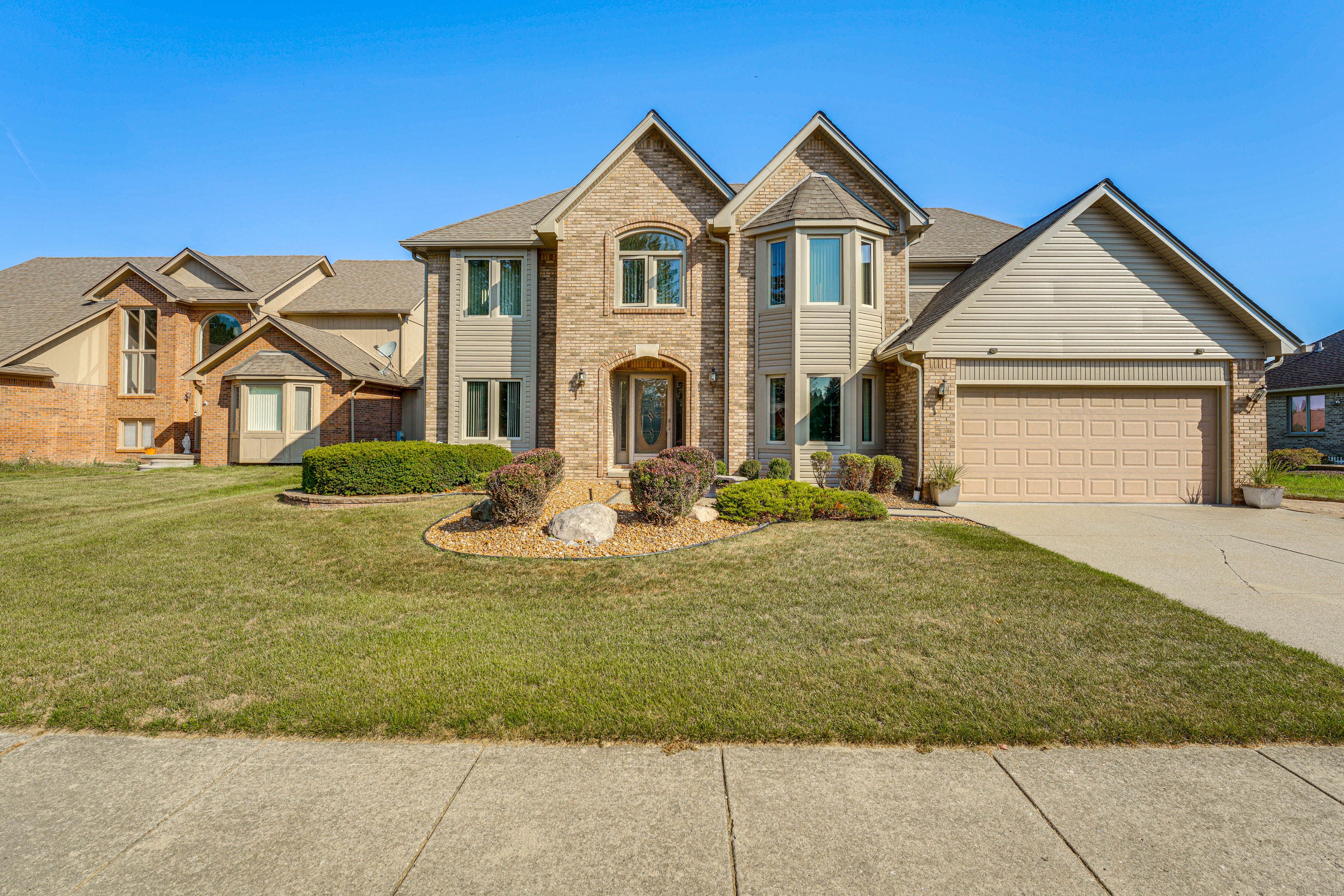 Macomb Vacation Rental | 4BR | 2.5BA | 2,700 Sq Ft | Stairs Required