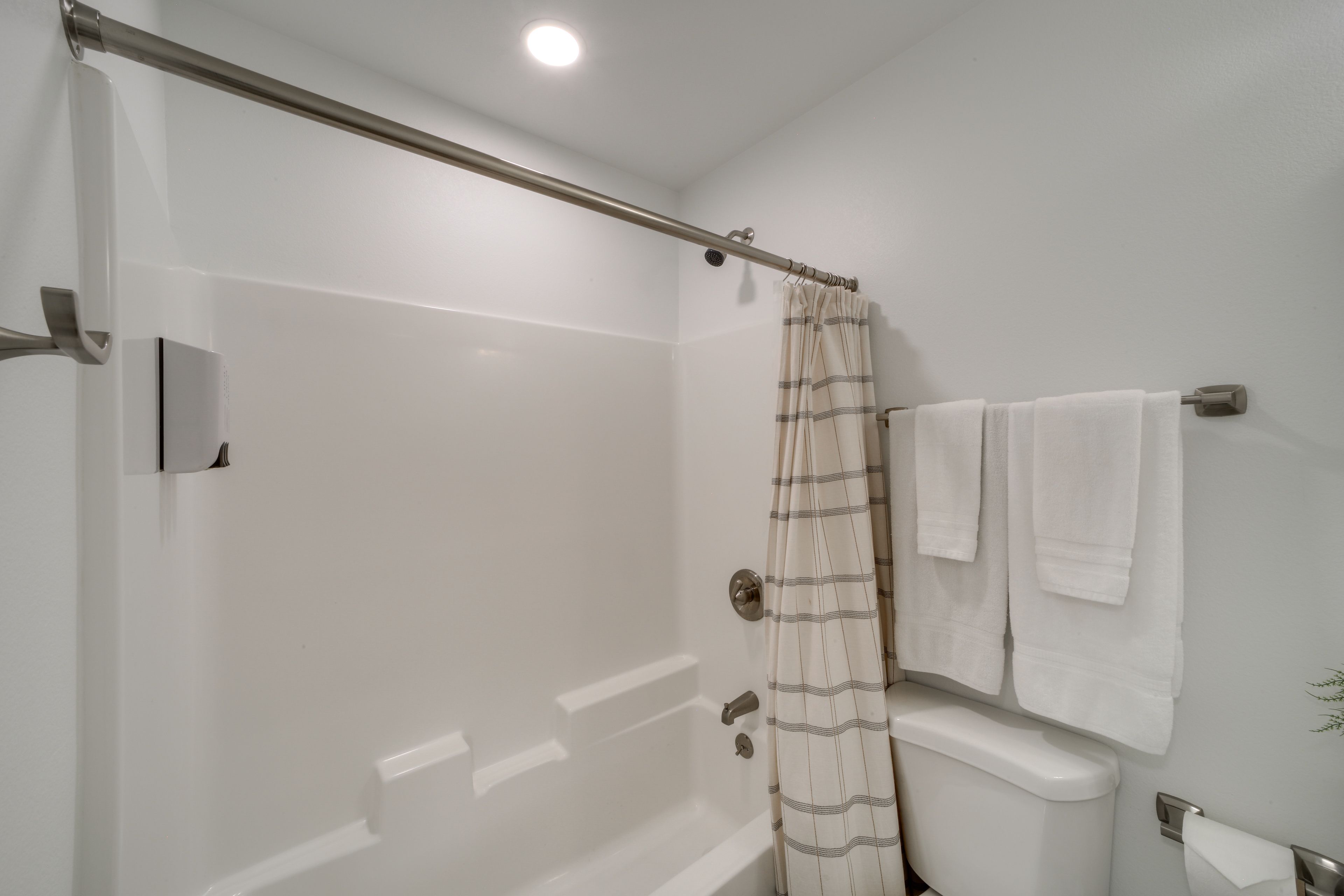 Full Bathroom | Towels Provided