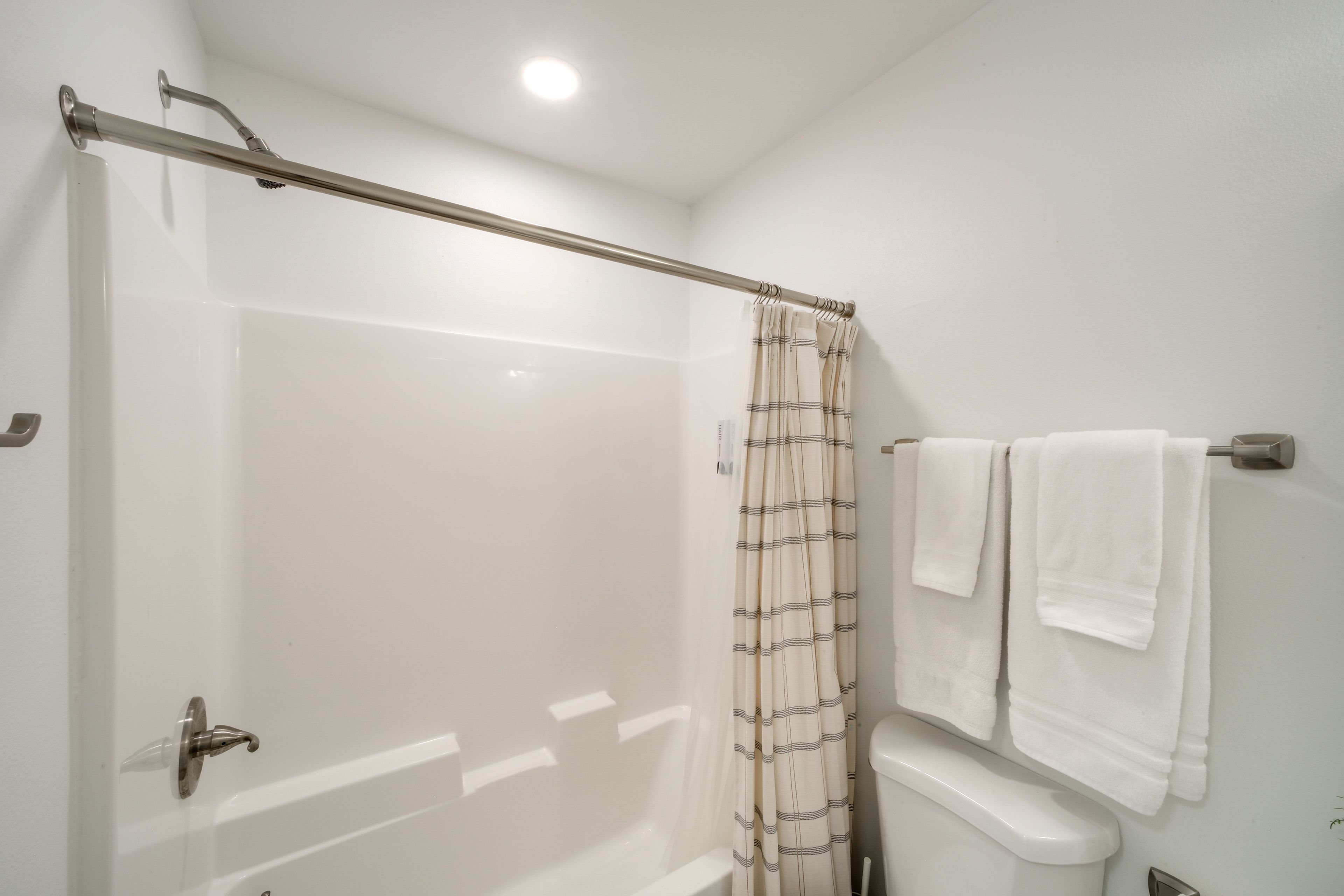 Full Bathroom | Towels Provided