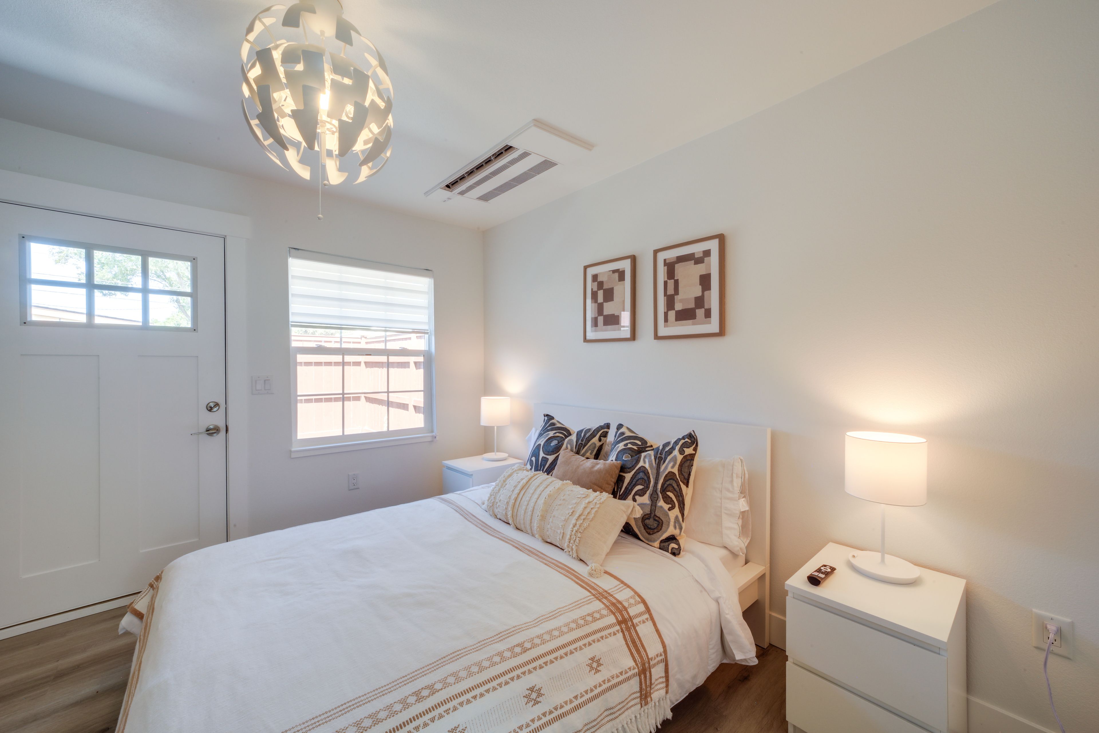 Studio | Queen Bed | Linens Provided | Smart TV | Free WiFi