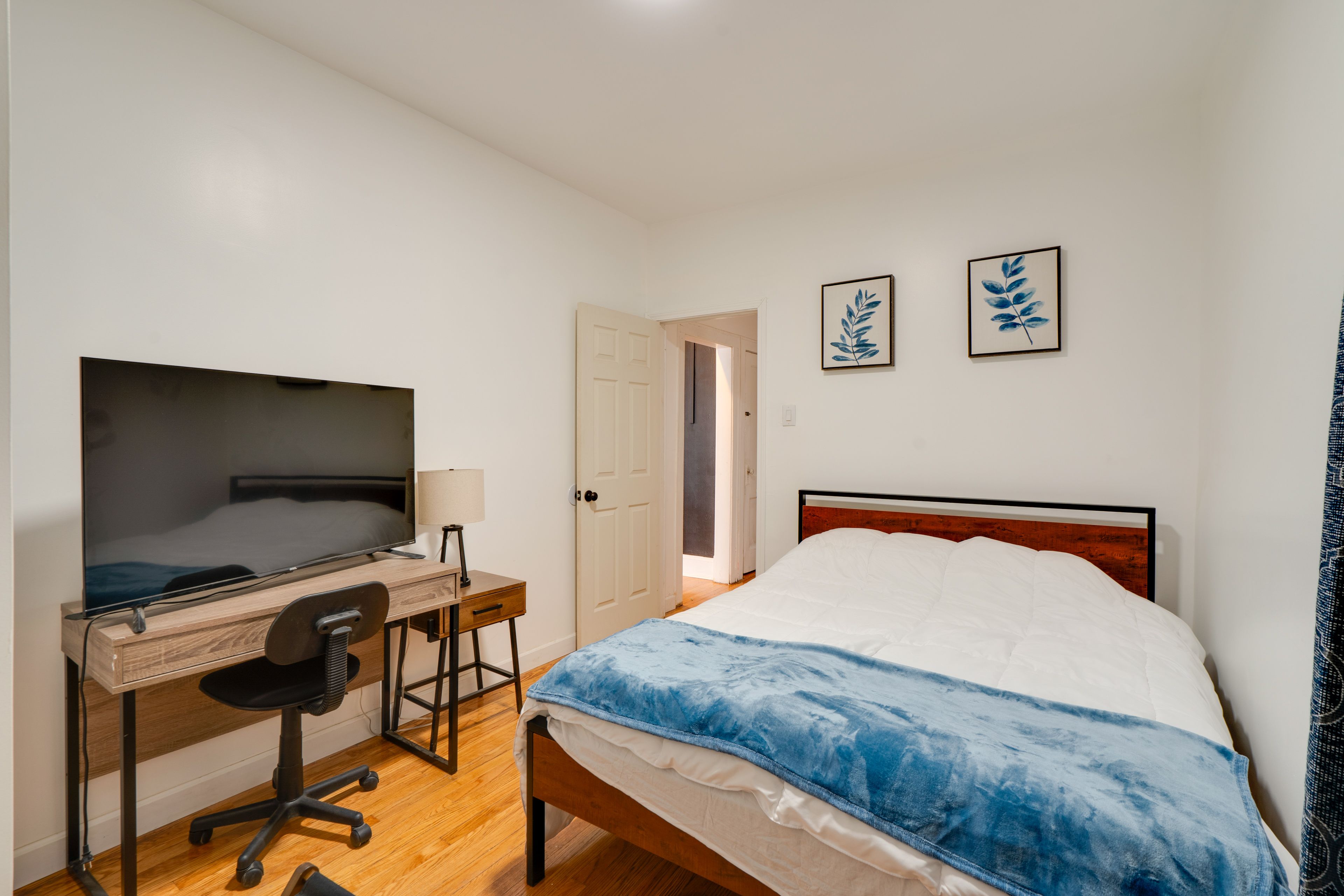 Bedroom 1 | Queen Bed | 1st Floor