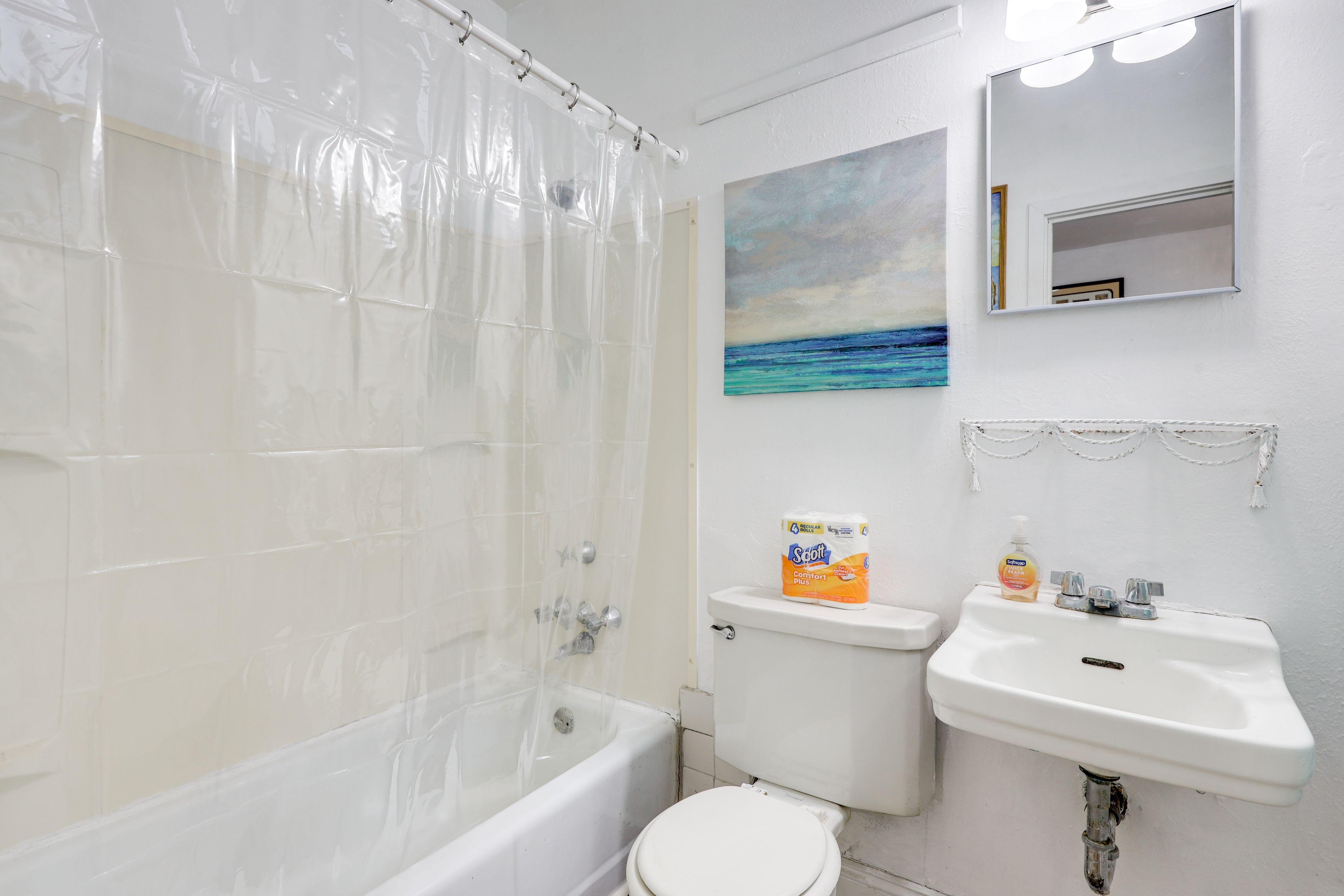 Full Bathroom | Towels Provided