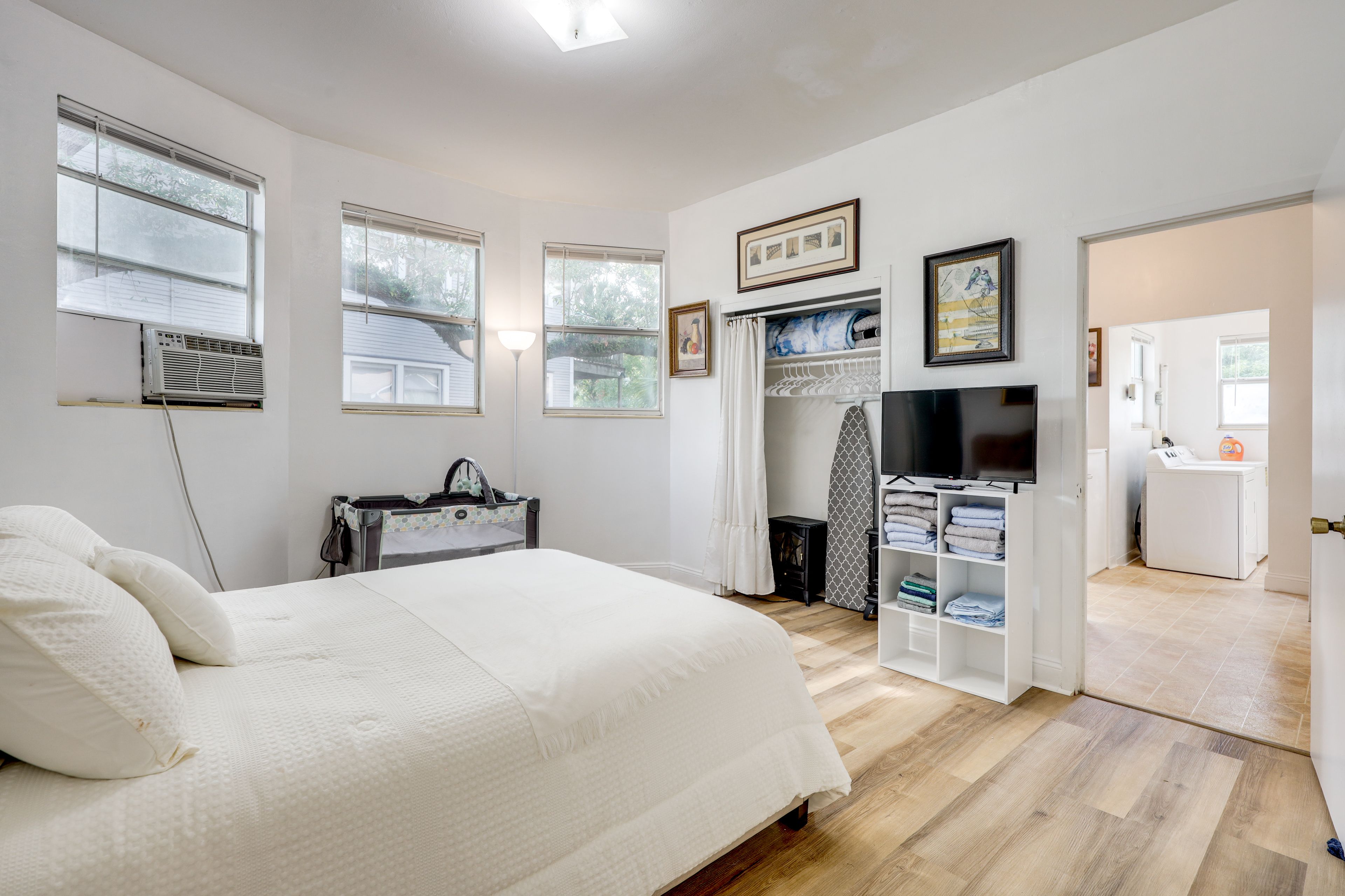 Bedroom | Smart Roku TV (34") | Cable