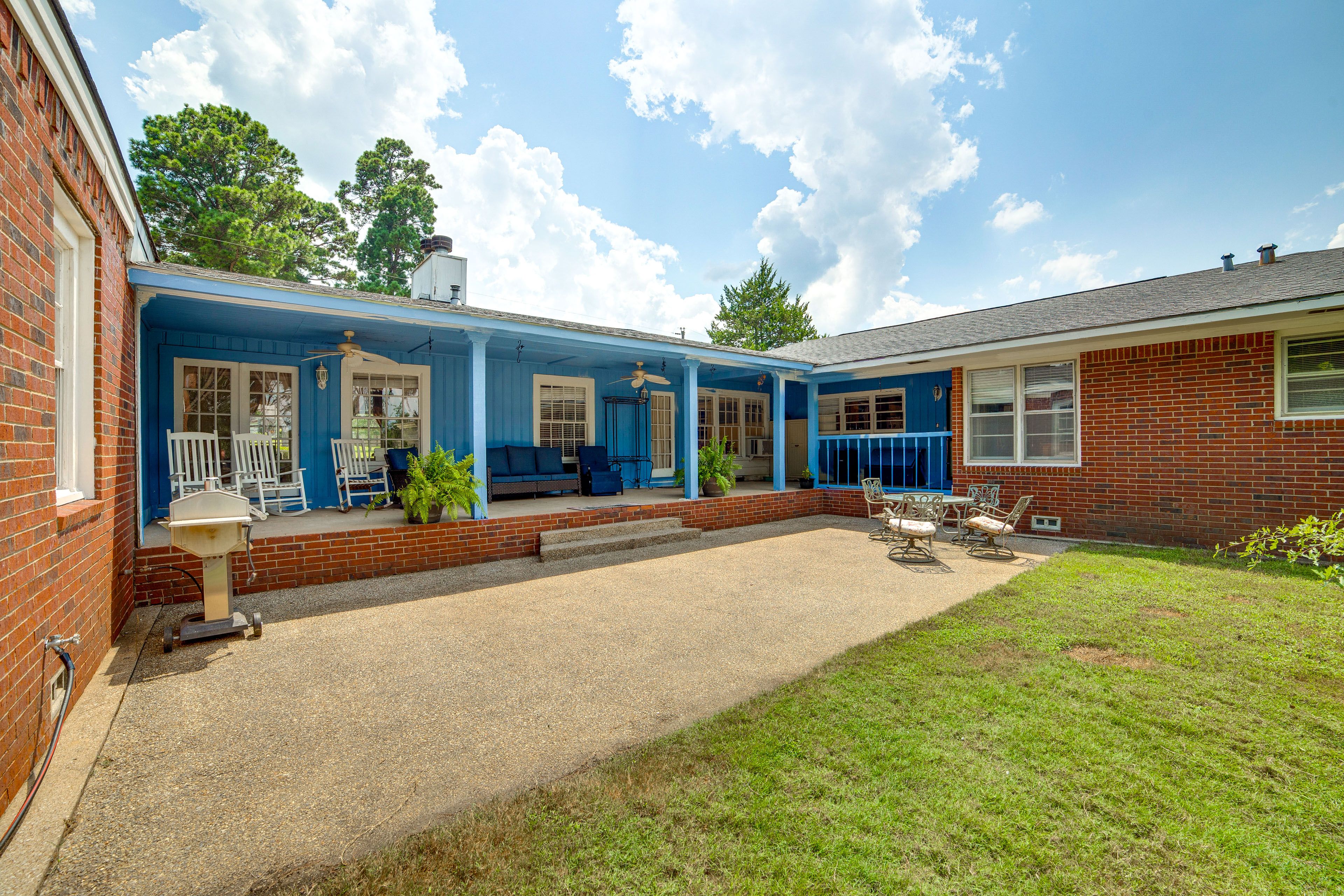 Flint Vacation Rental | 5BR | 3.5BA | 4,000 Sq Ft | 3 Steps to Enter