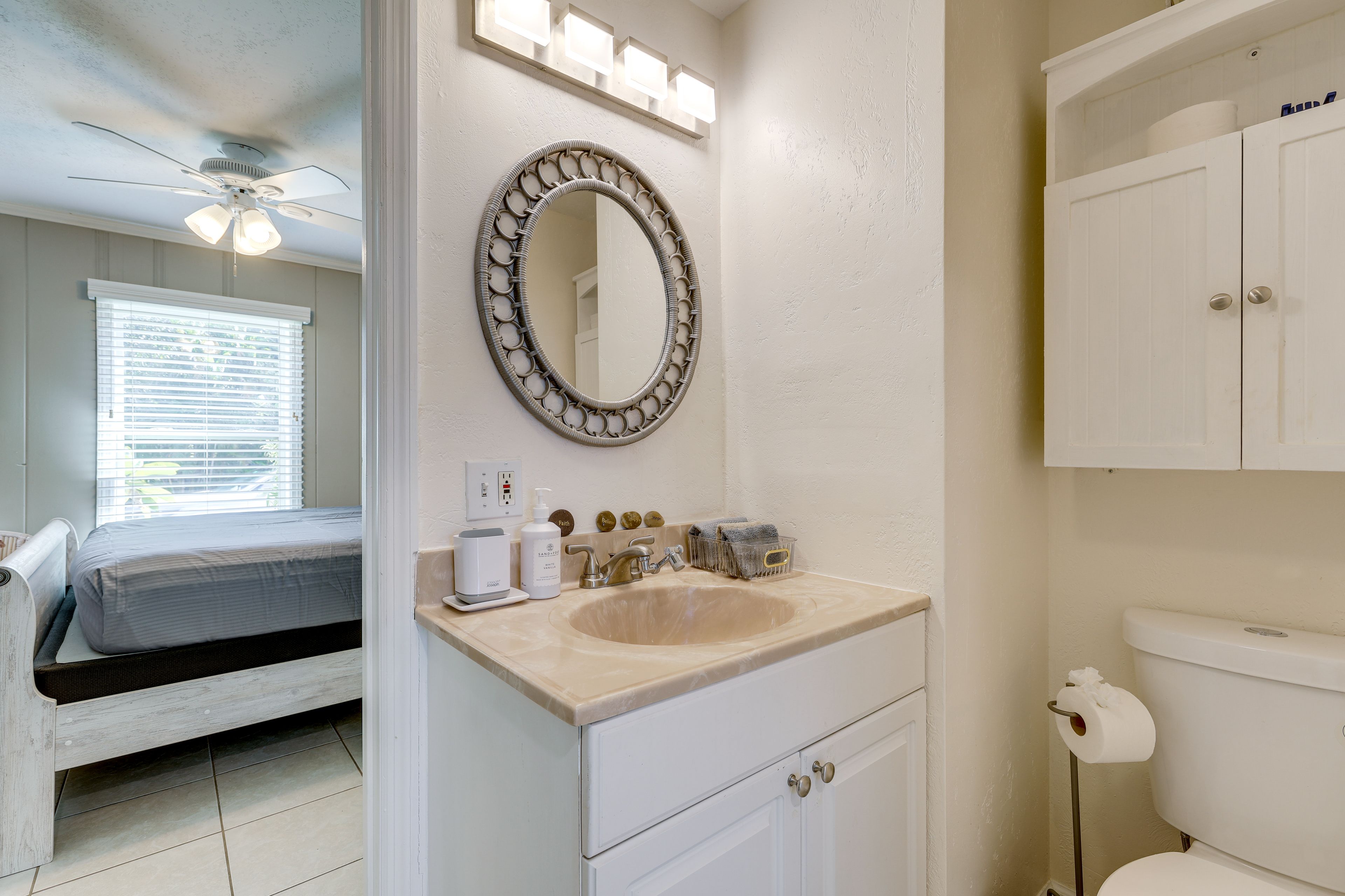 Full Bathroom | Towels Provided | Complimentary Toiletries