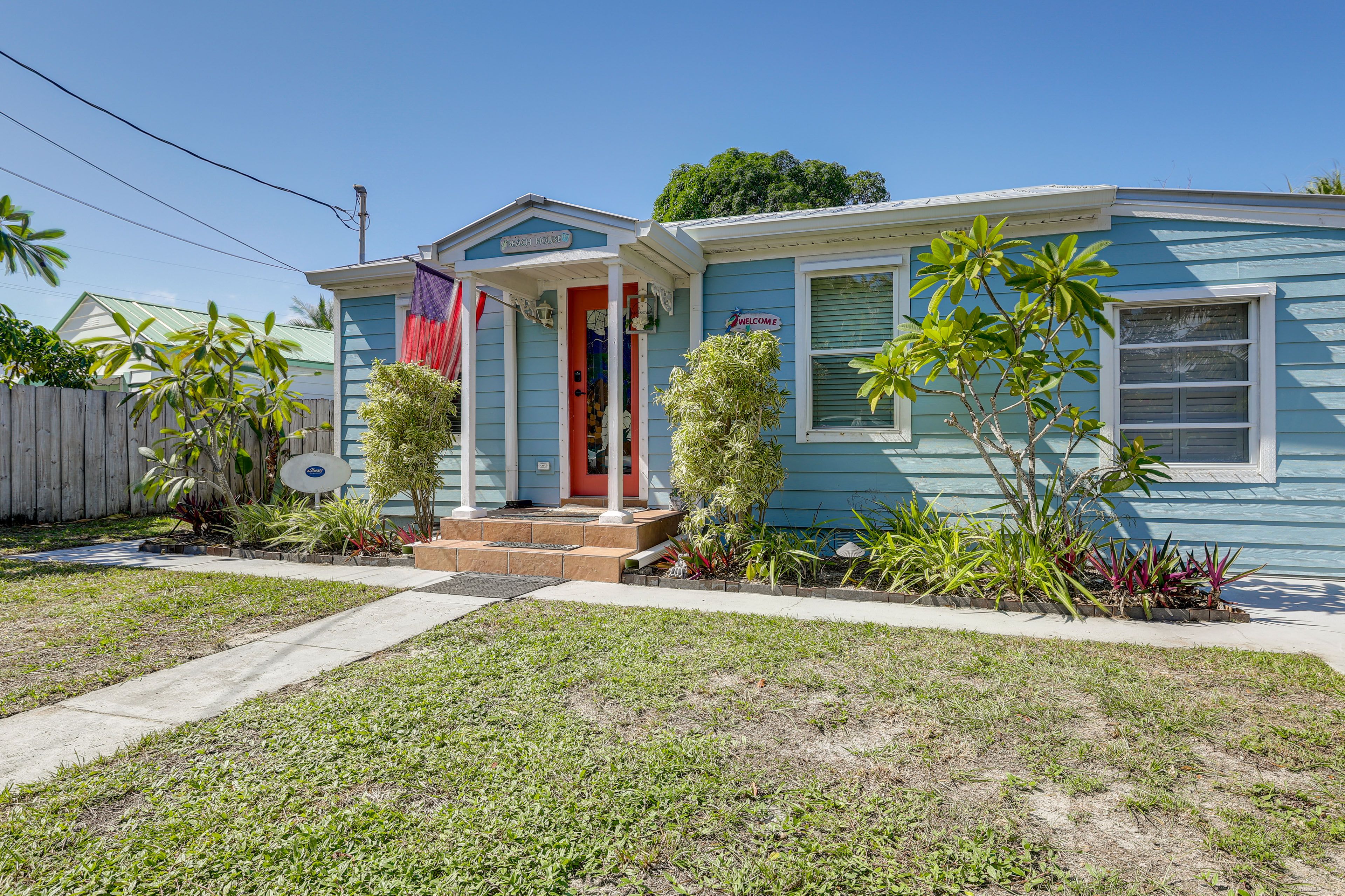 Jensen Beach Vacation Rental | 2BR | 1BA | 932 Sq Ft | 3 Steps Required