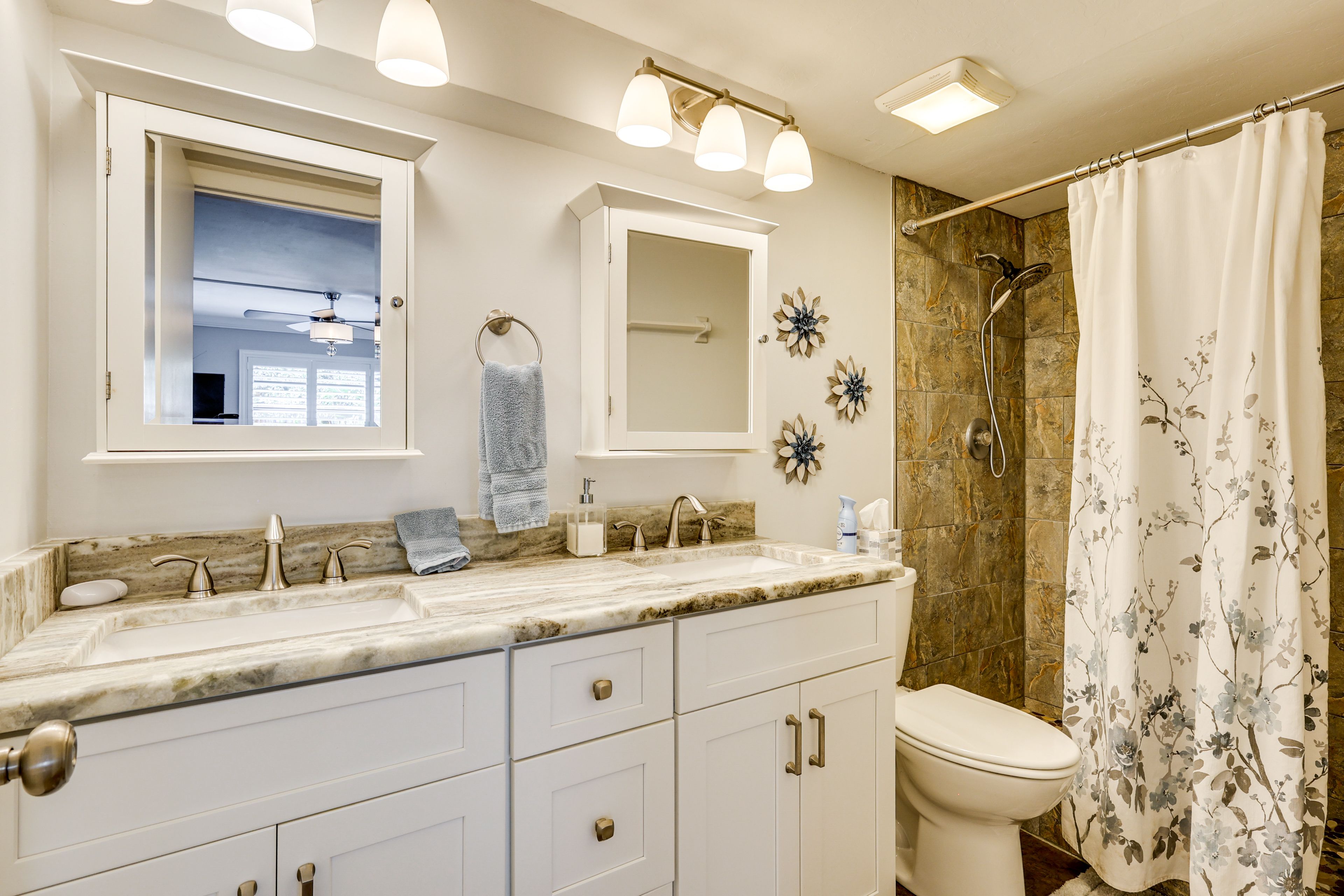 Full Bathroom | Towels Provided