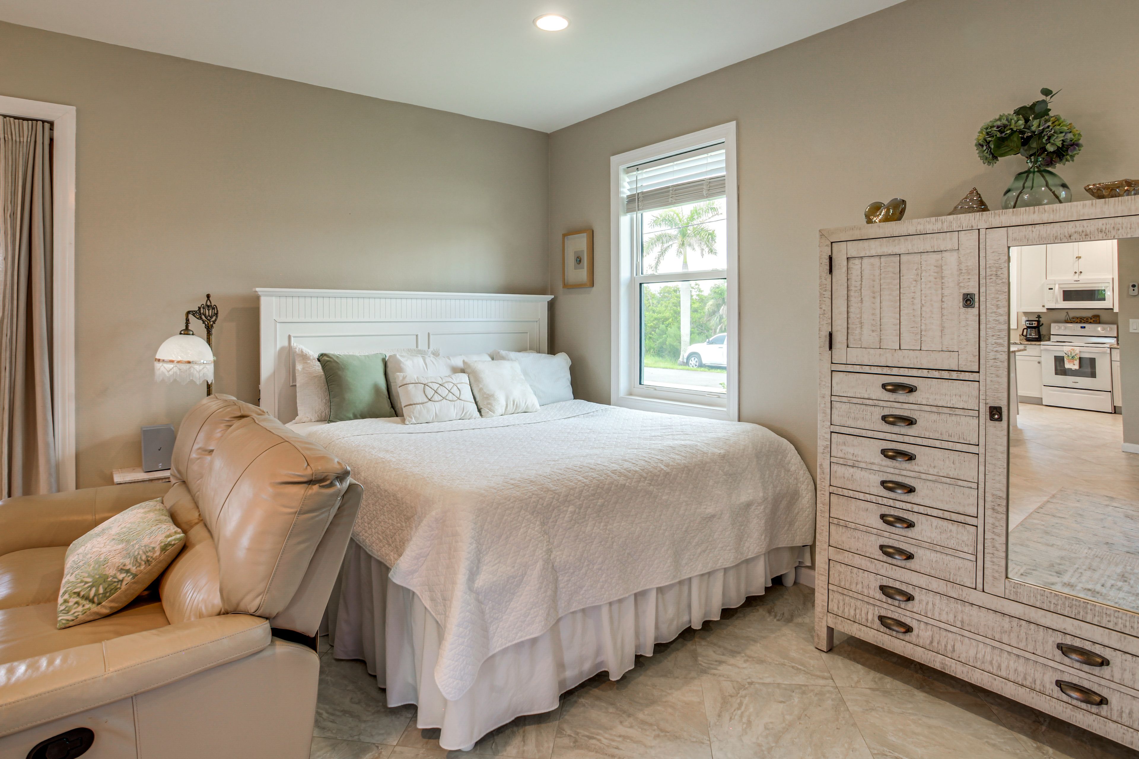 Sleeping Area | King Bed | Linens Provided