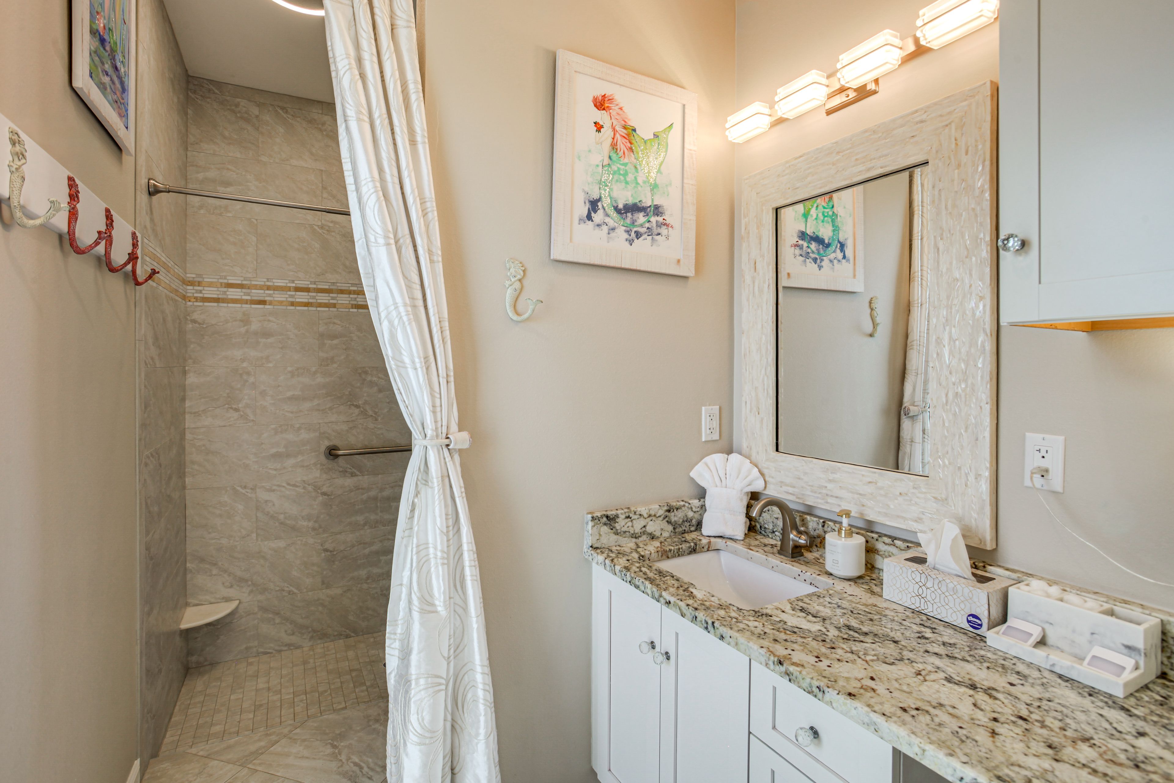 Full Bathroom | Complimentary Toiletries | Towels Provided