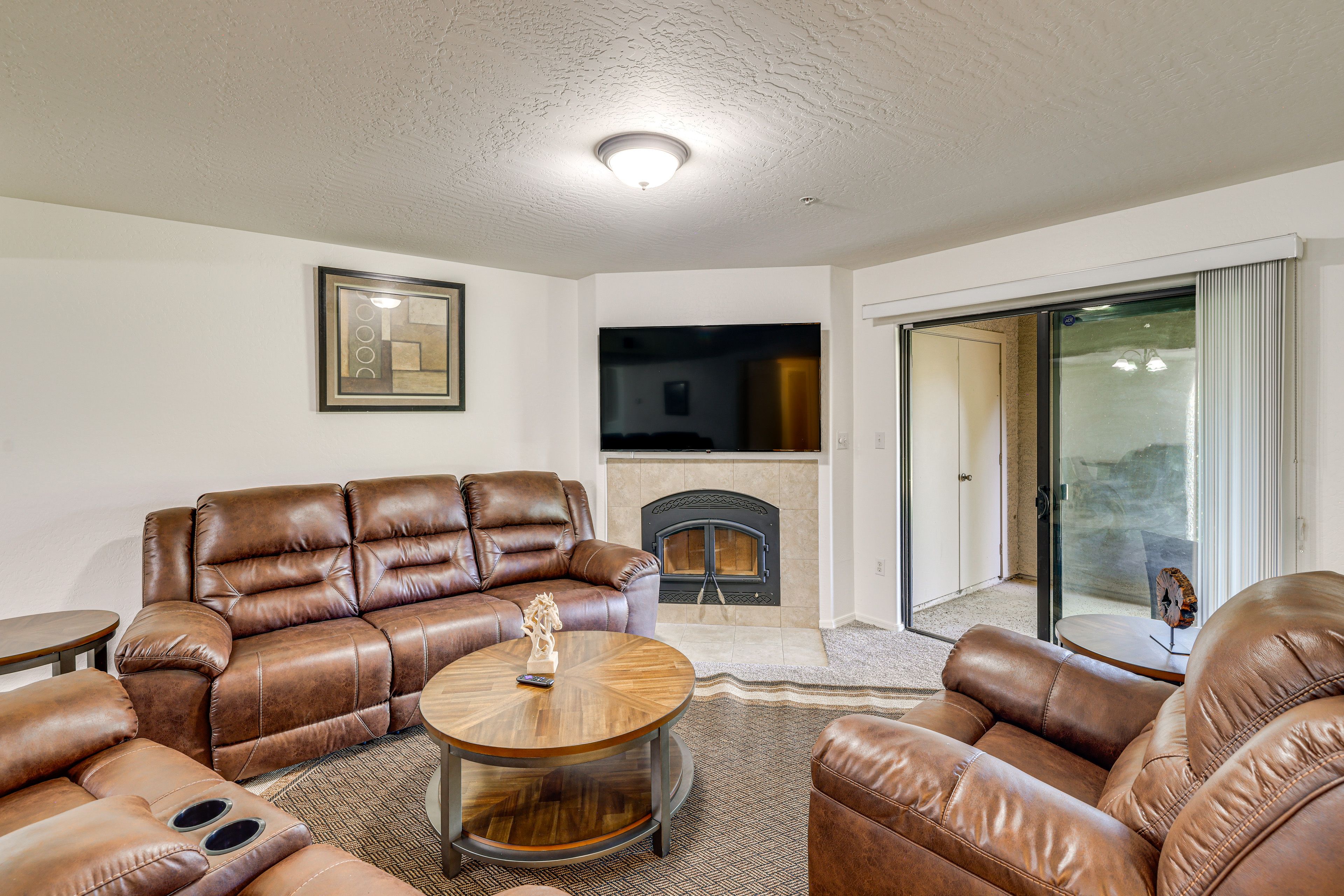 Living Room | Reclining Furniture | Smart TV | Free WiFi | Fireplace
