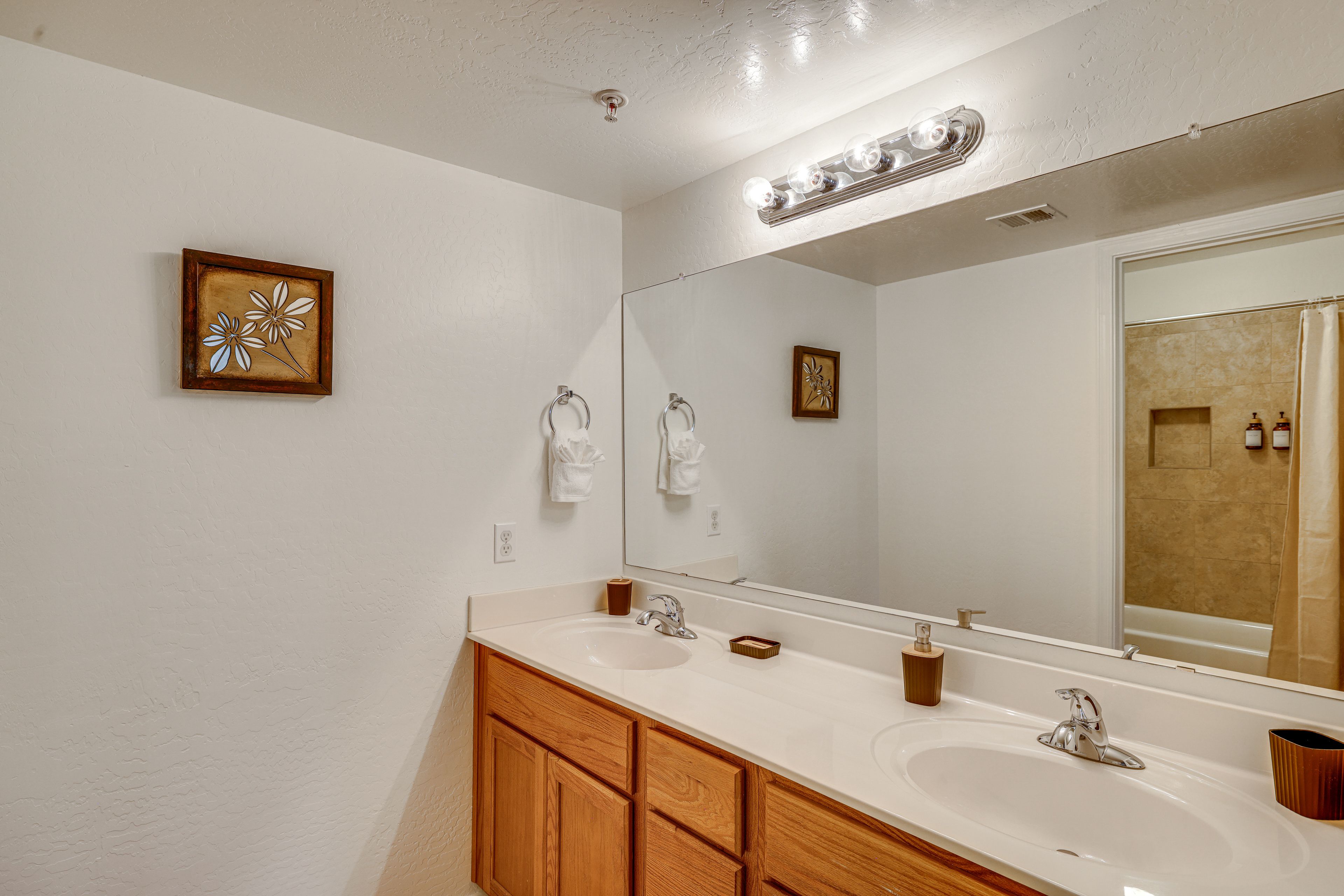 En-Suite Bathroom | Towels Provided
